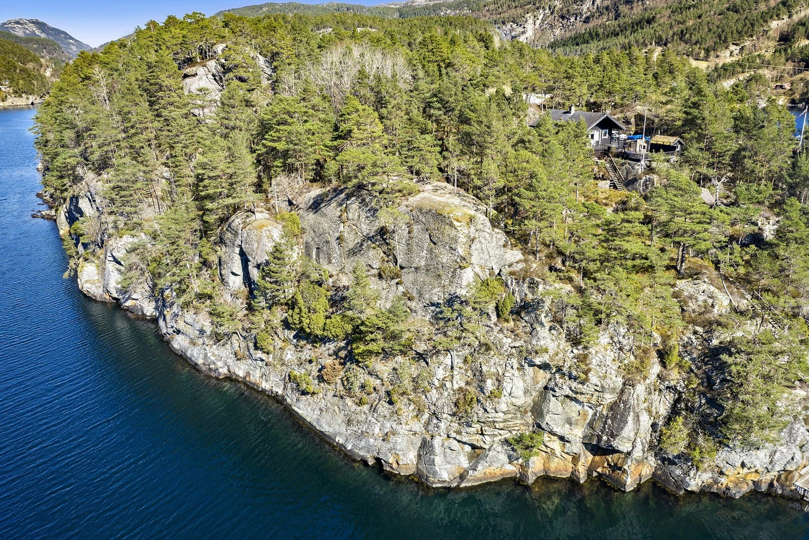 Tomten ligger høyt i terrenget med flott utsikt og gode solforhold. Galleribilde