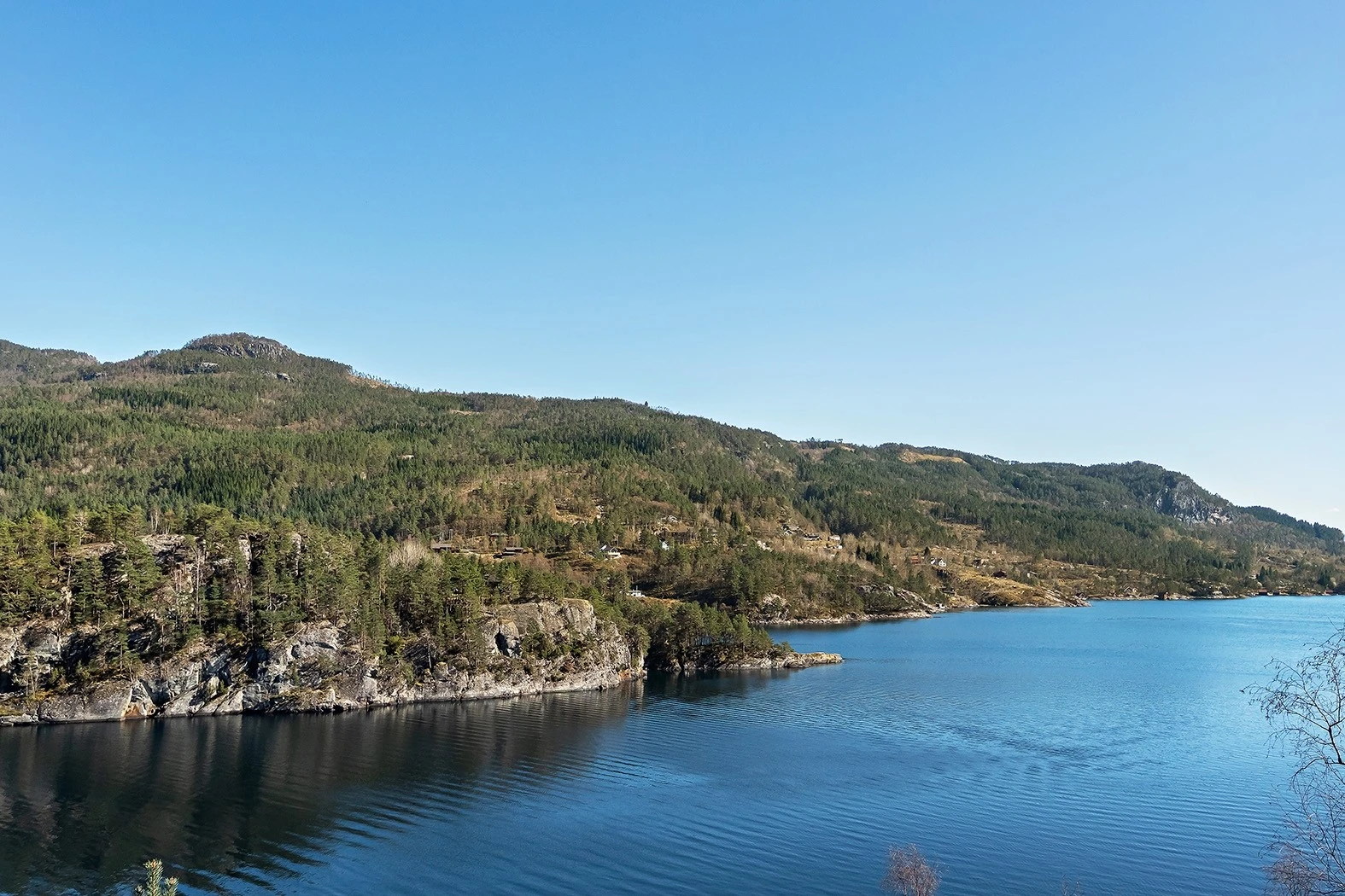 Tomten er beliggende i rolige og naturskjønne omgivelser i populært hytteområde på Tjødnanset. Galleribilde