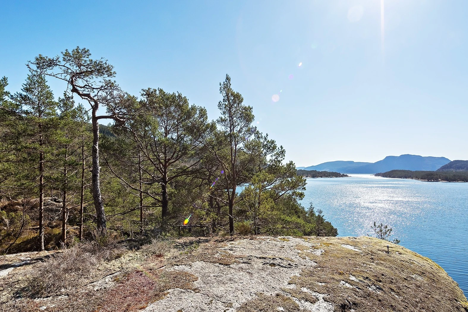 Tomten ligger fint til med fantastisk utsikt og gode solforhold! Galleribilde