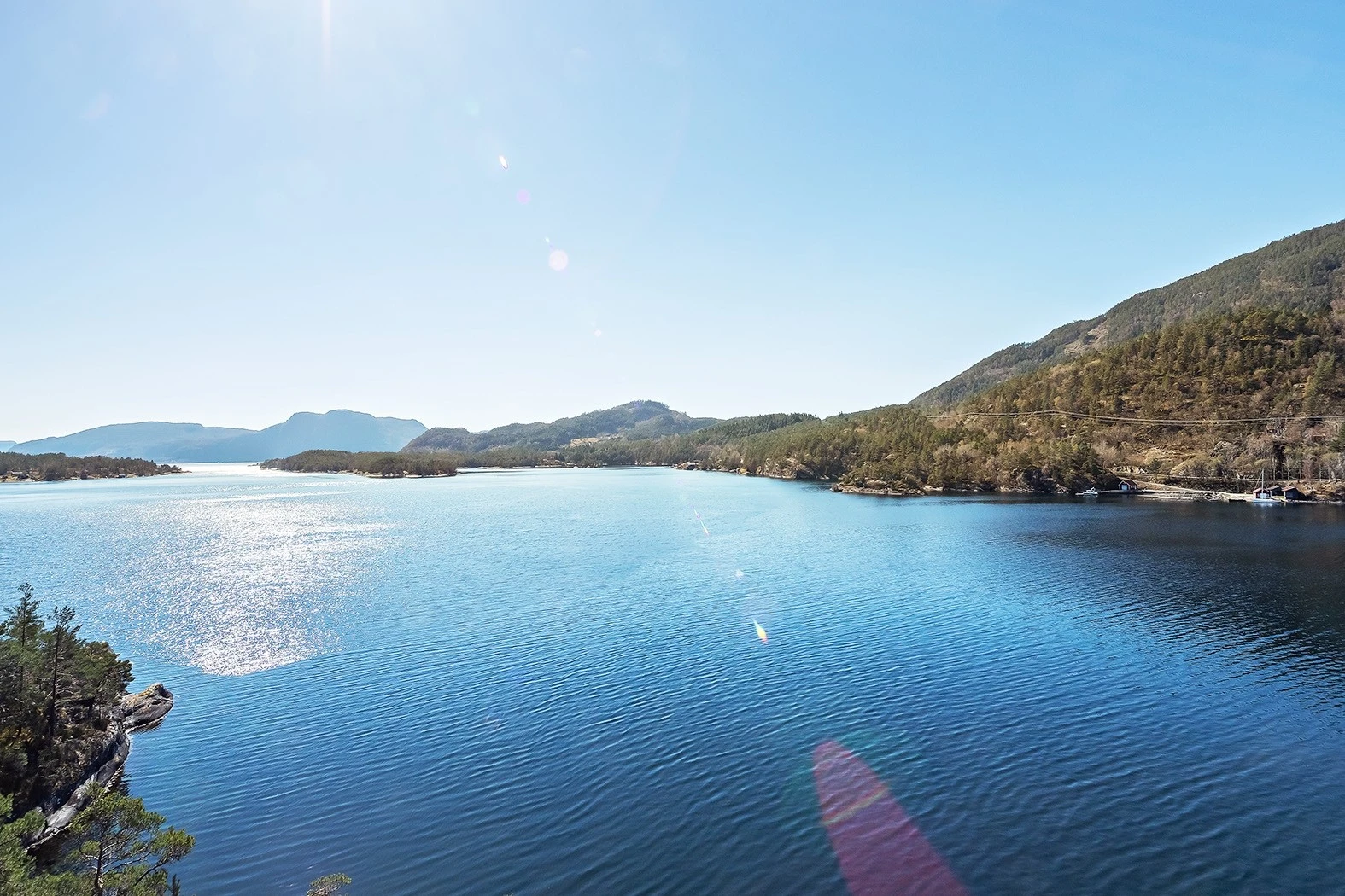 Tomten ligger fint til med fantastisk utsikt og gode solforhold! Galleribilde