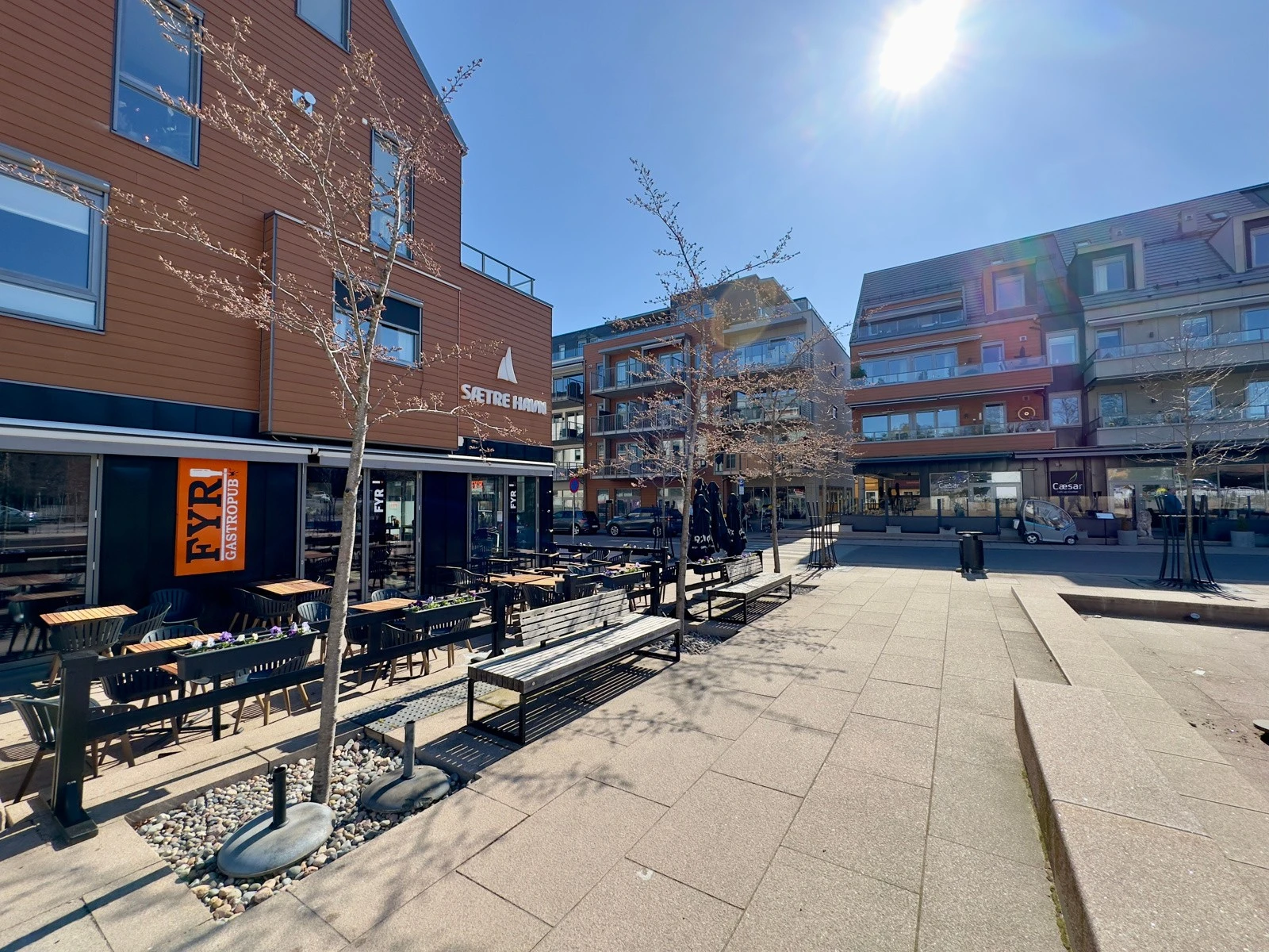 Variert utvalg av serveringssteder, dagligvarebutikker og restauranter. Galleribilde