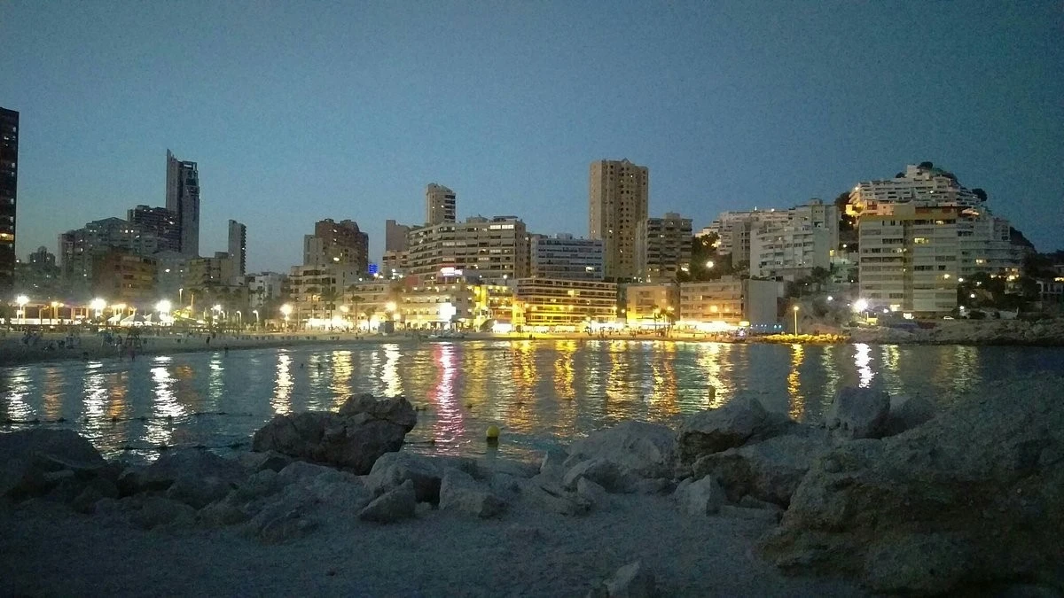 Cala Finestrat stranden. Galleribilde