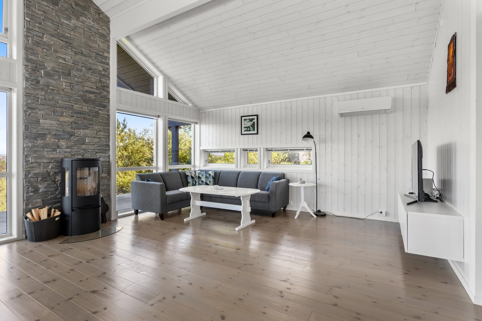 God plass til flere sittegrupper i stuen Galleribilde
