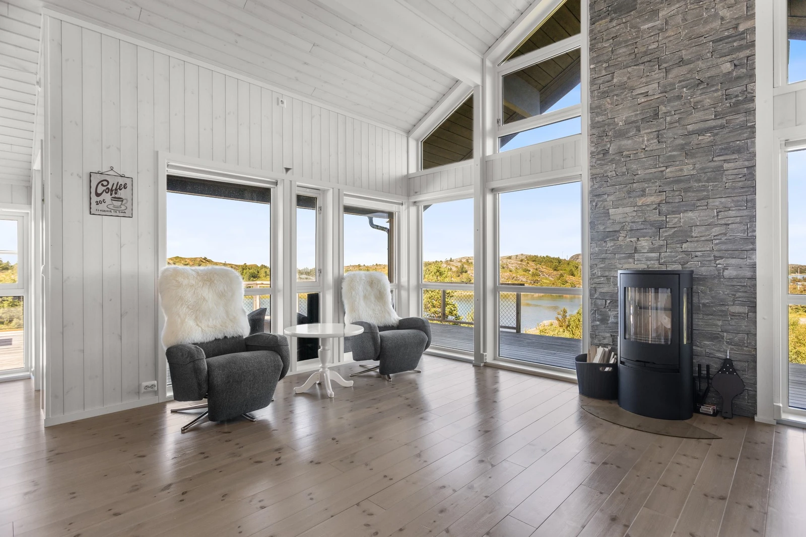 Flisene bak ovnen utgjør en lekker detalj på stuen Galleribilde