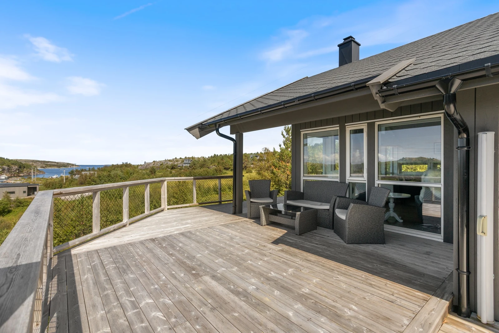 Her kan man nyte sene sommerkvelder med pen utsikt! Galleribilde