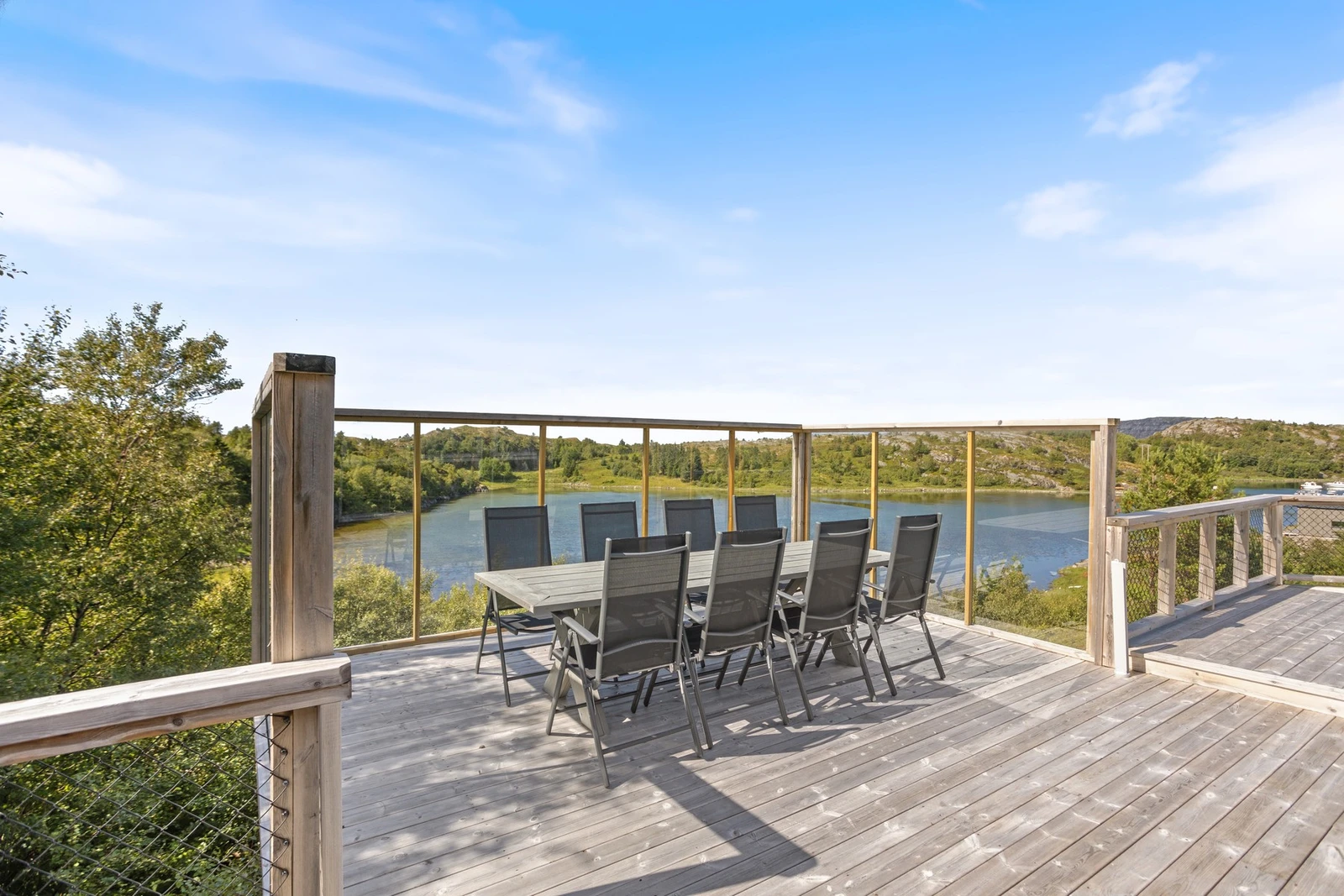 Terrassen er pent opparbeidet med flere naturlige møbleringssoner. Galleribilde