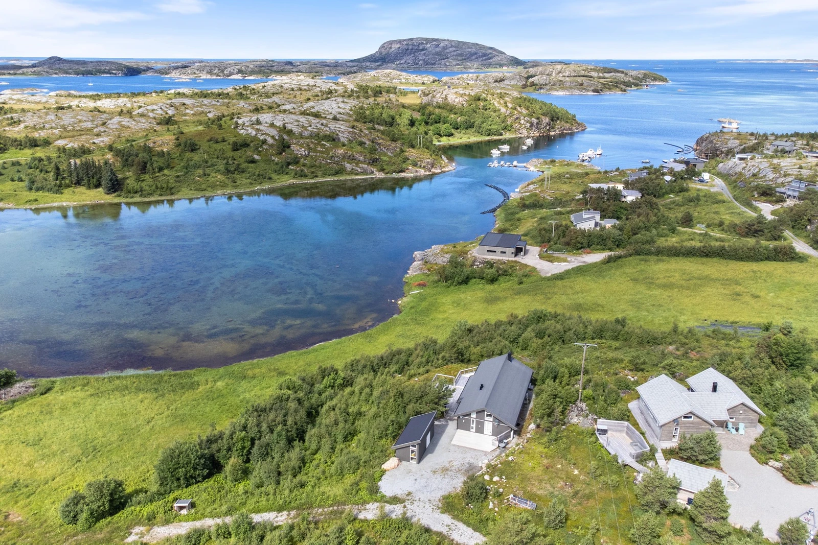 Det er bilvei helt frem til eiendommen. Galleribilde