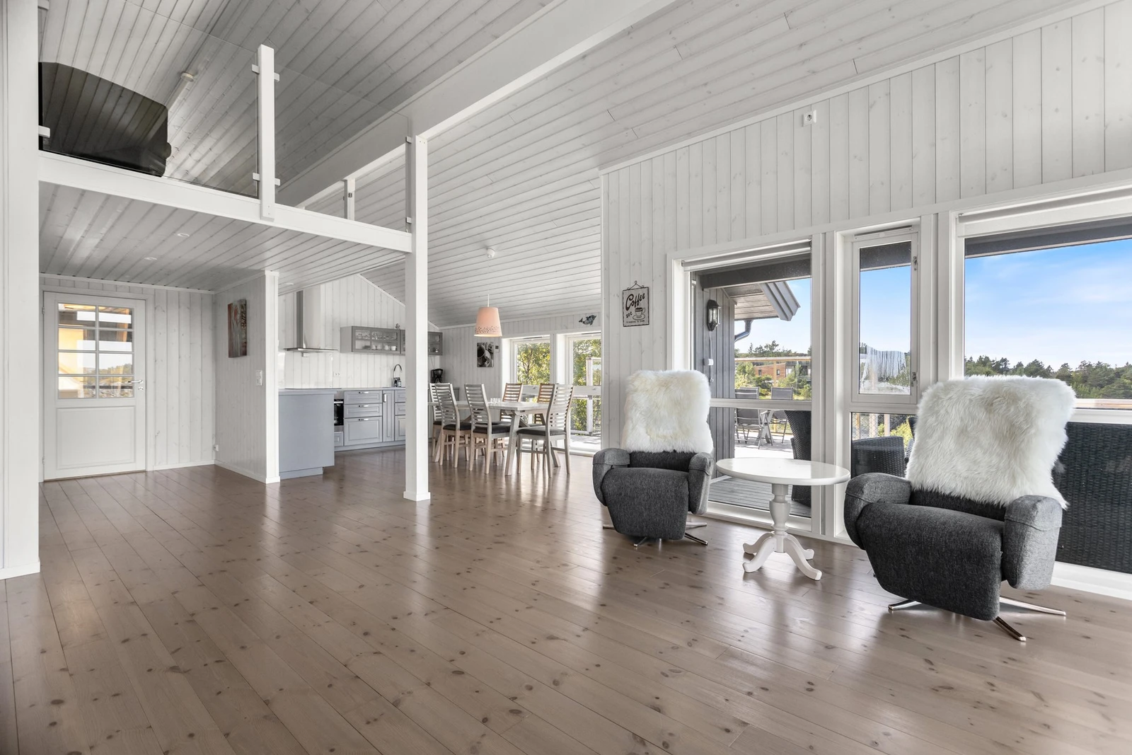 Lys og luftig planløsning. Glassrekkverket til hemsen gjør at den glir sømløst inn i stuen Galleribilde