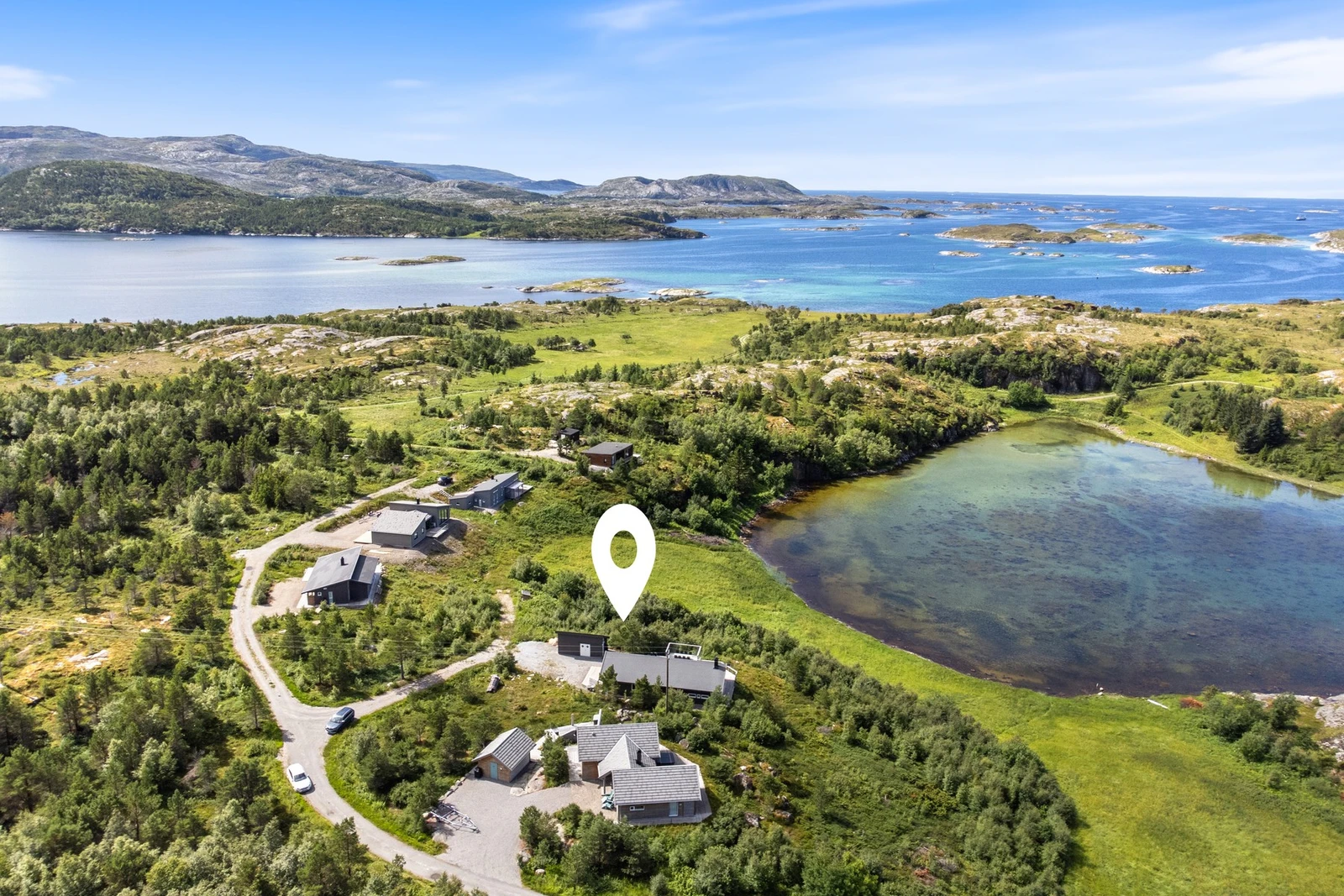 Kort veg til Lauvsnes (kommunesentrum) med bl.a. dagligvarebutikk og byggevareforhandler. Galleribilde