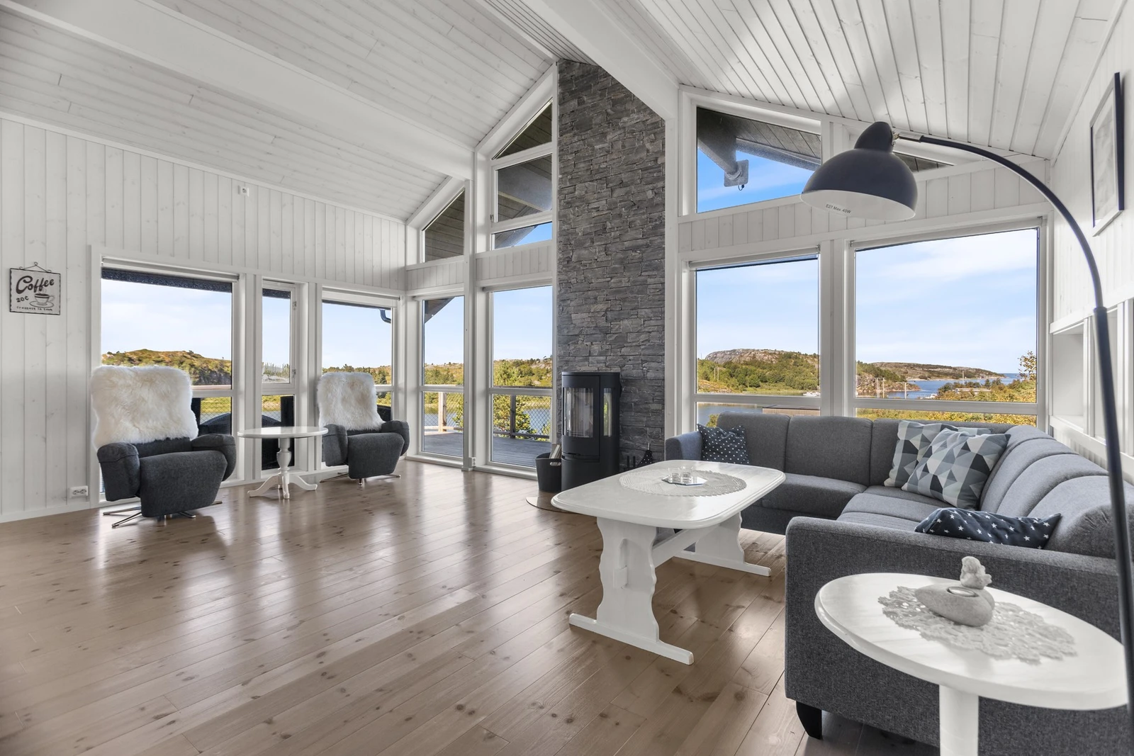 Stue og kjøkken måler måler ca 50 kvm. Galleribilde