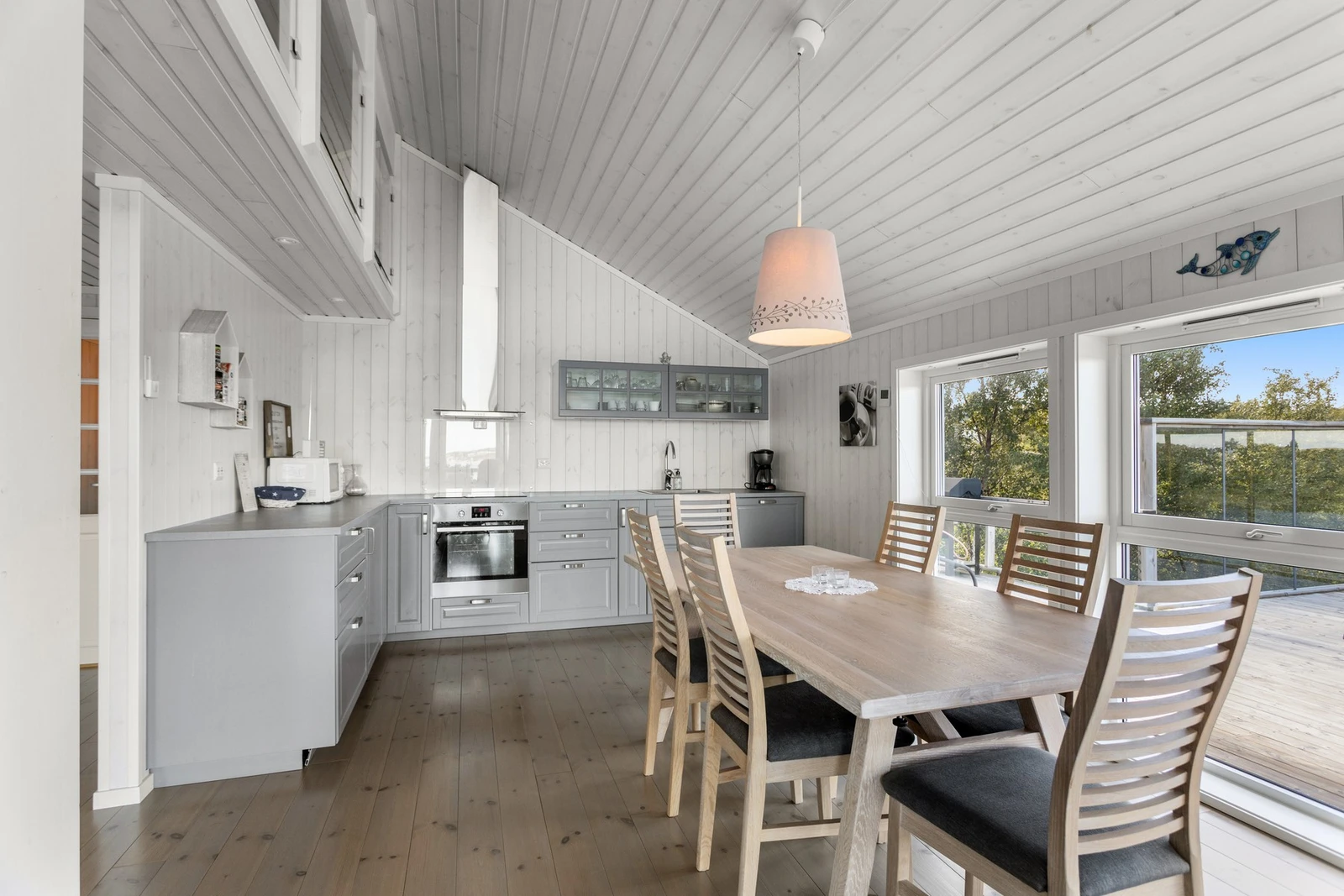 Romslig kjøkken med god plass til spisebord! Galleribilde