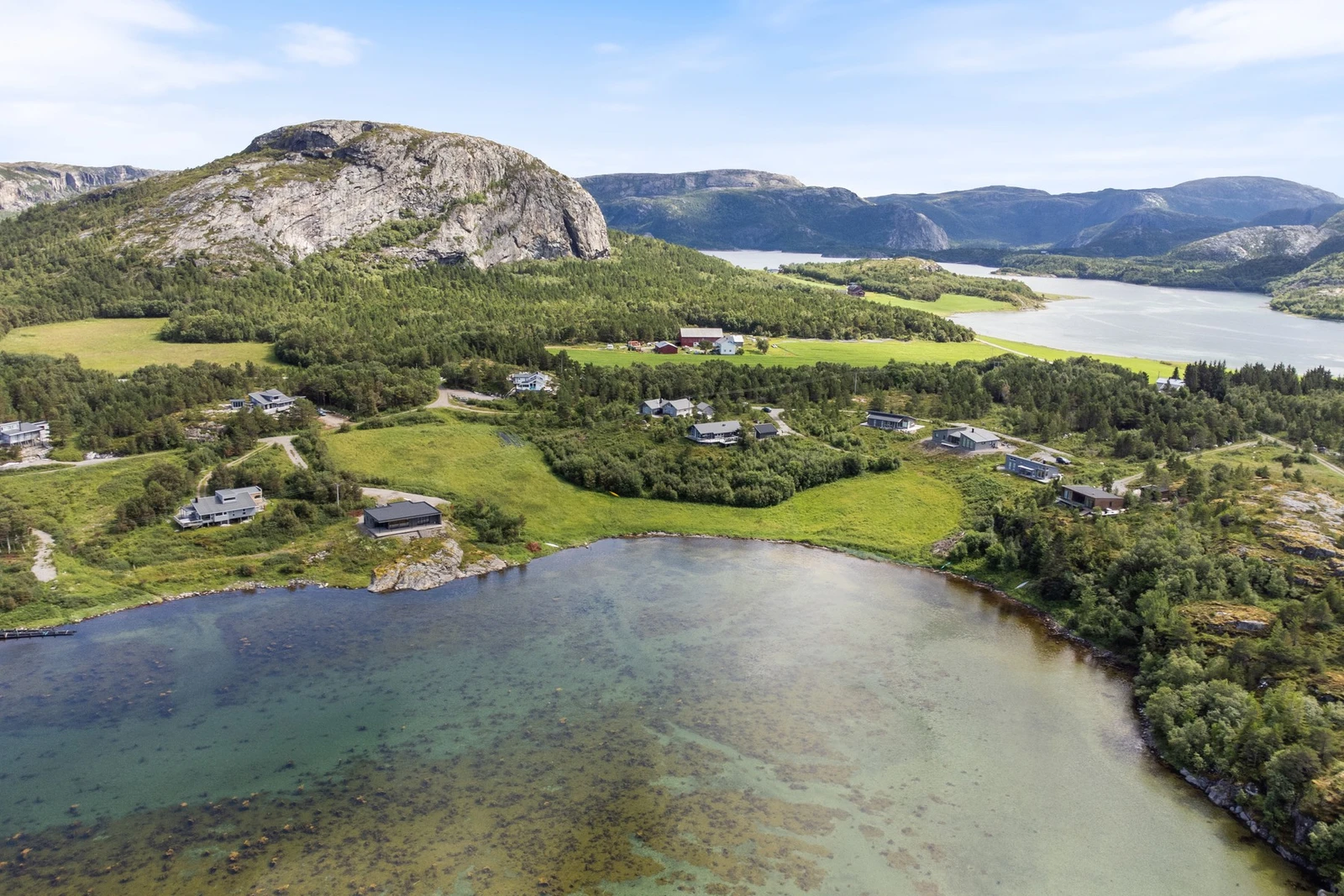 Rusleavstand med få meter ned til sjøen og bukta med sandstrand. Galleribilde