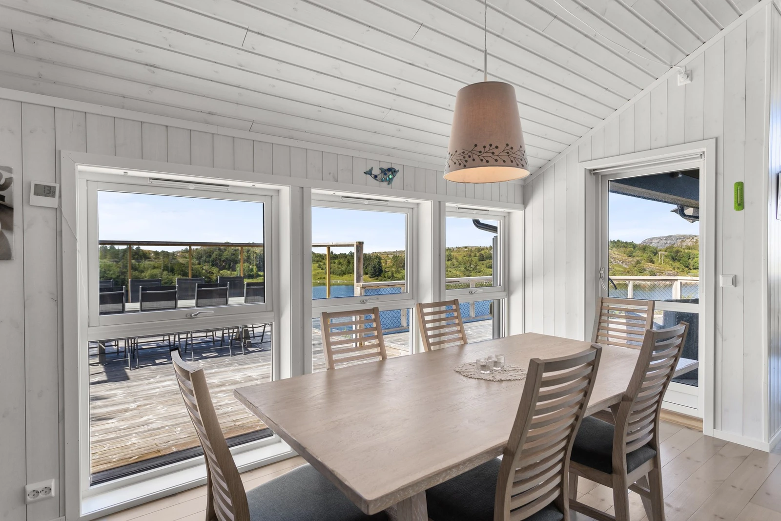 La gjestene slappe av med en vakker utsikt samtidig som du disker opp et deilig måltid. Galleribilde