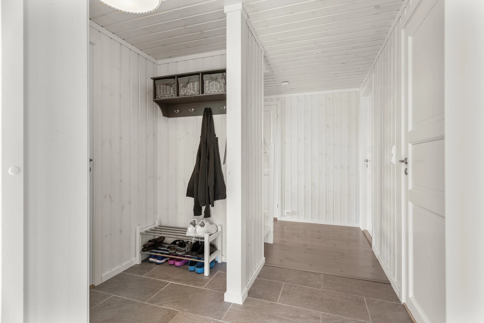 Praktisk entré med innhuk for garderobeoppheng. Videre adkomst til toalettrom Galleribilde