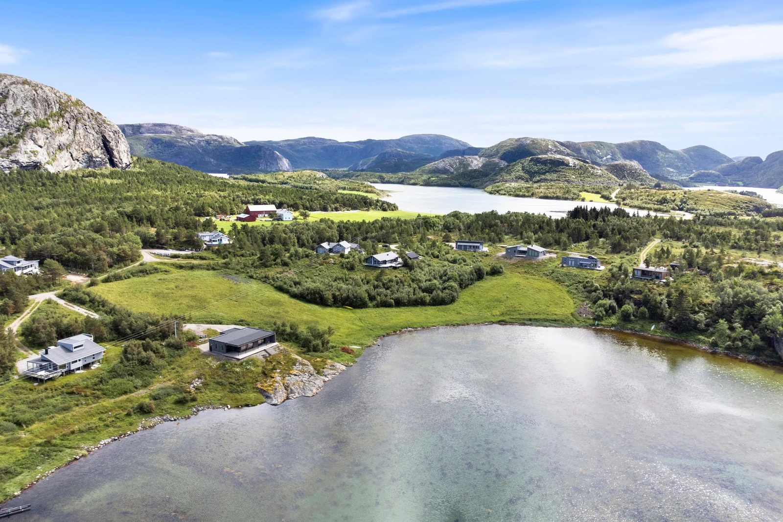 Det er langgrunt, spesielt når det er fjære, men samtidig god nok dybde til båt via småbåtanlegg. Galleribilde