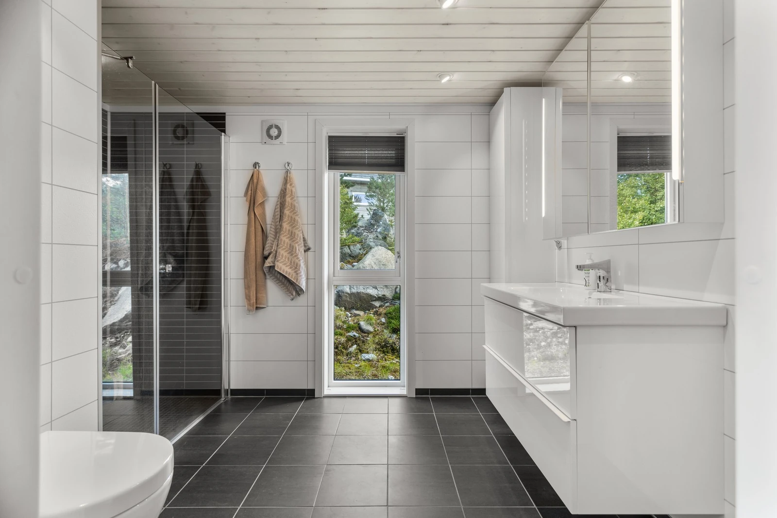 Bad - ca 6 kvm. Pent og flislagt bad med gulvvarme. Downlights i taket. Galleribilde