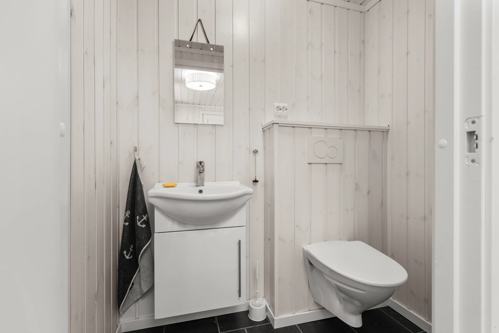 Toalettrom - ca 2 kvm. Utstyrt med WC og servantskap Galleribilde