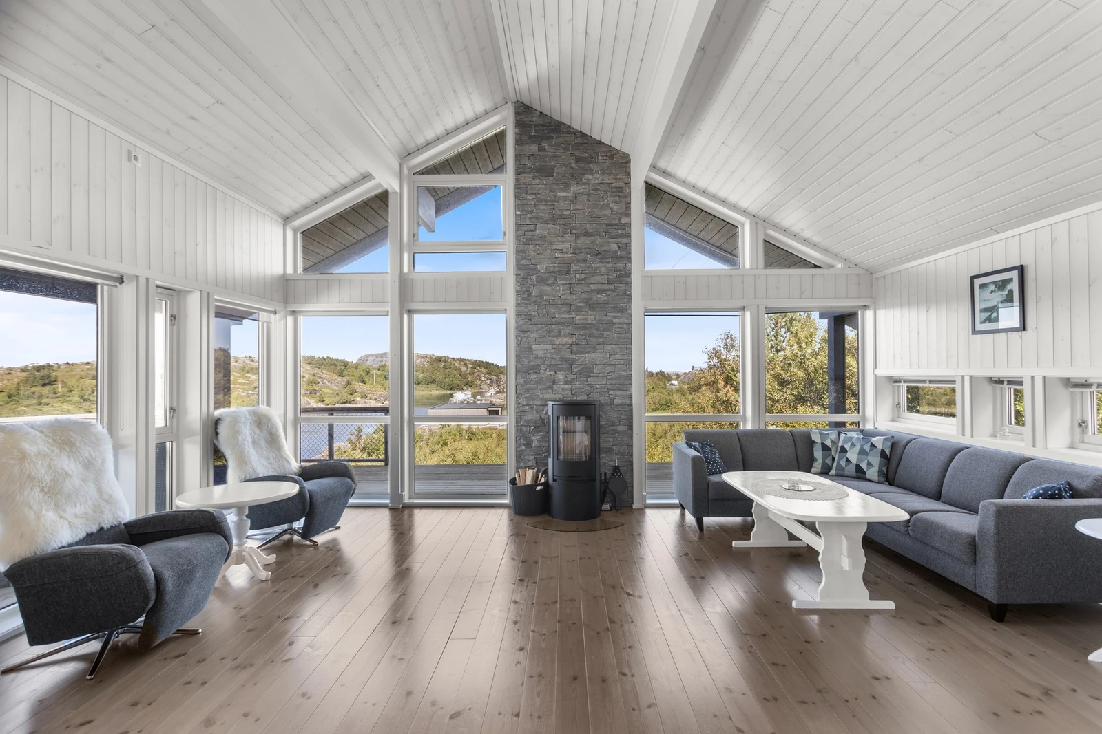 Generøse vindusflater og god takhøyde gir hytta et moderne uttrykk! Galleribilde