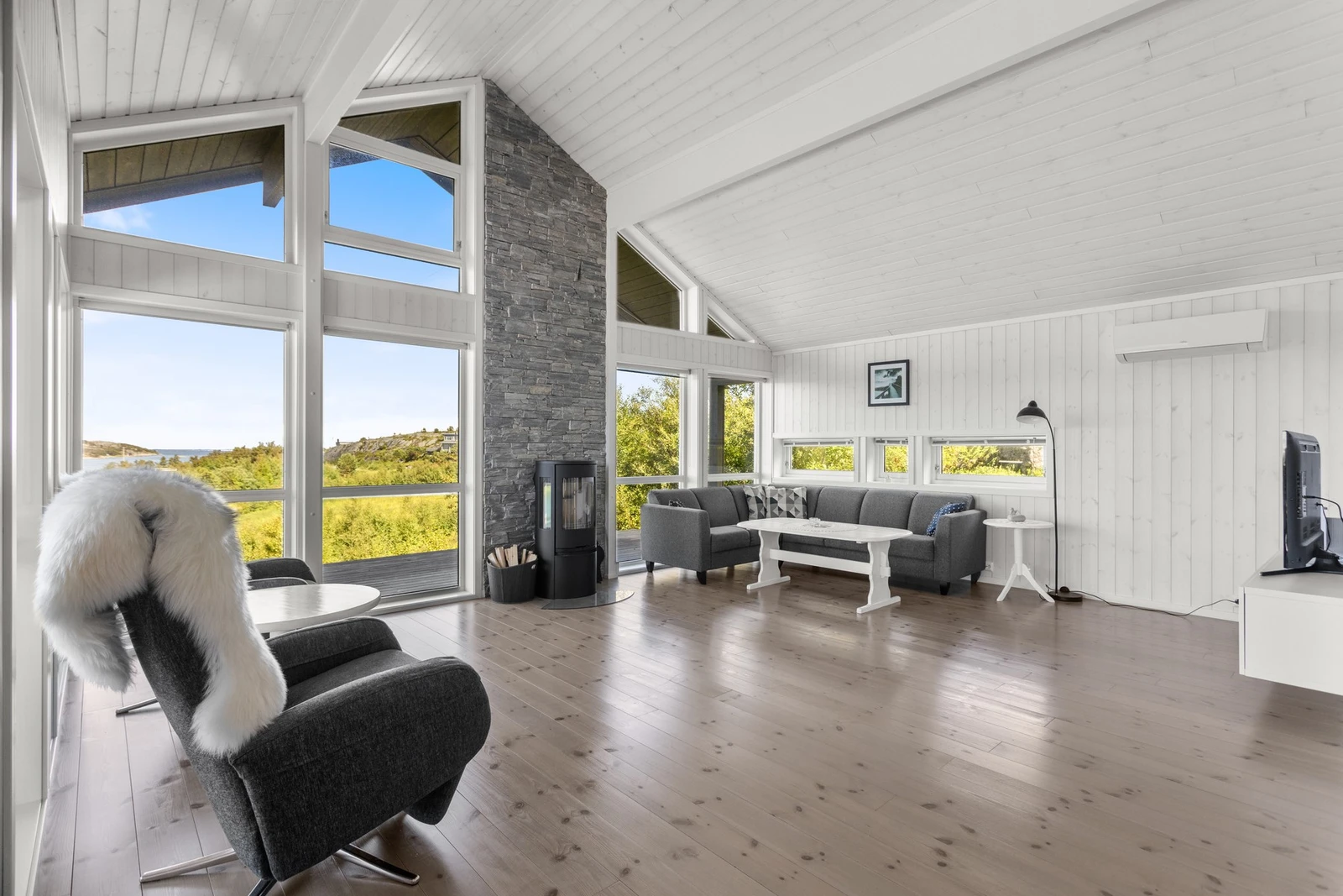 Fritidsboligen har oppvarming fra varmepumpe (2014) og vedfyring Galleribilde