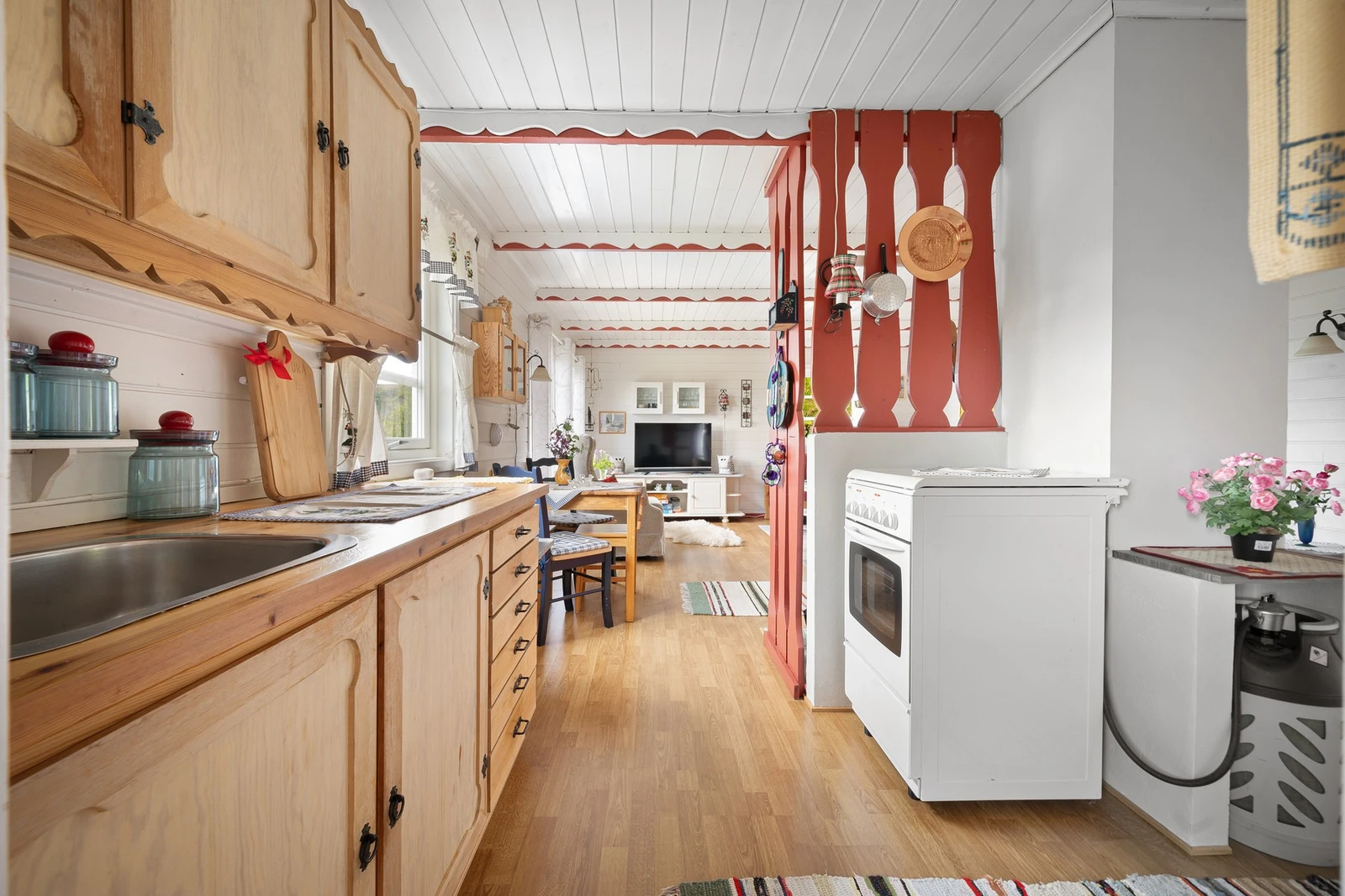 Gjennomført stil, pene utskjæringer også på kjøkkenet i skapløsning over kjøkkenbenk Galleribilde