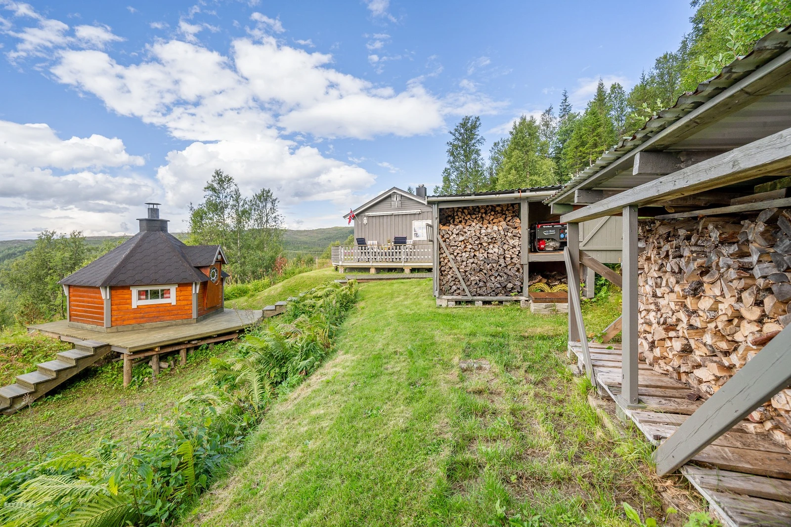 To store vedskjul for tørr oppbevaring av materiale Galleribilde