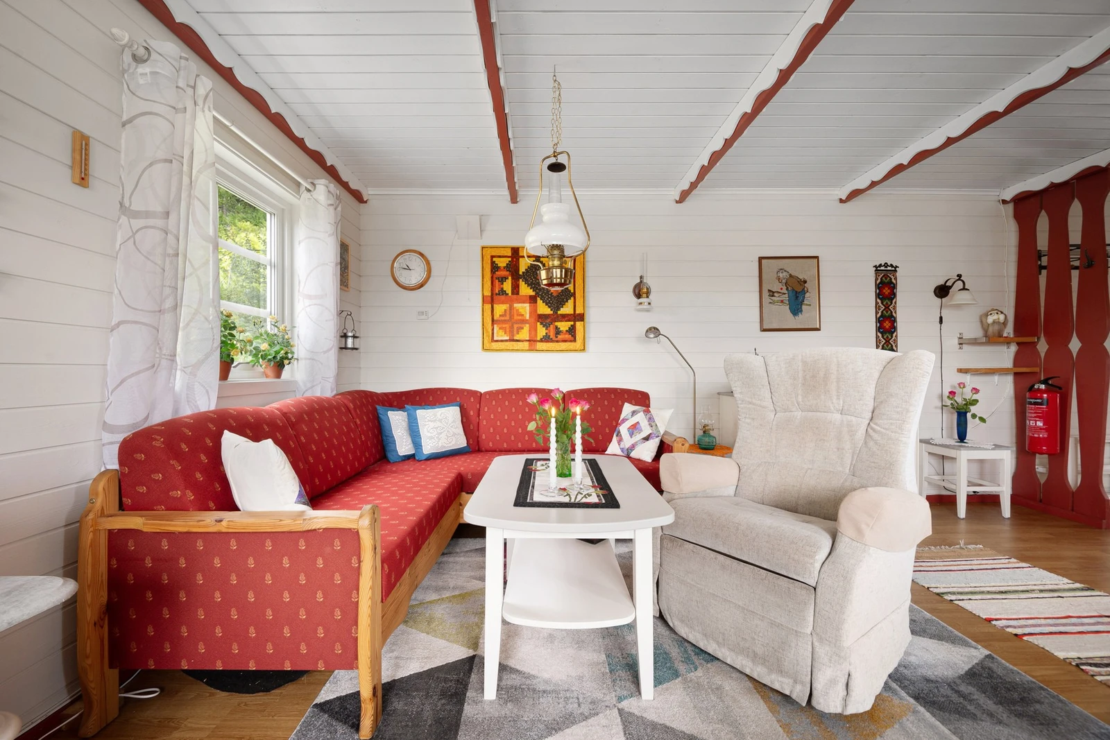 Lys og fin stue med fint innslipp av dagslys Galleribilde