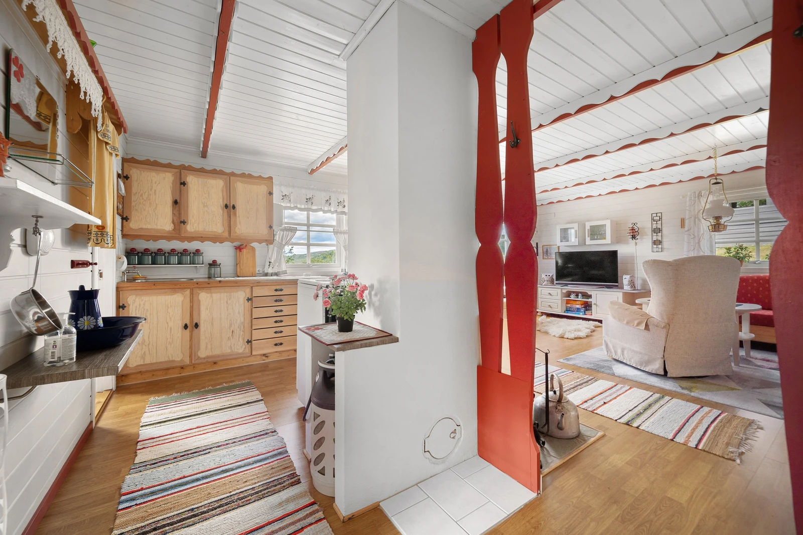 Planløsningen gir et sosialt rom, her har du god kontakt med alle, enten du sitter i sofaen eller står på kjøkkenet og lager mat Galleribilde