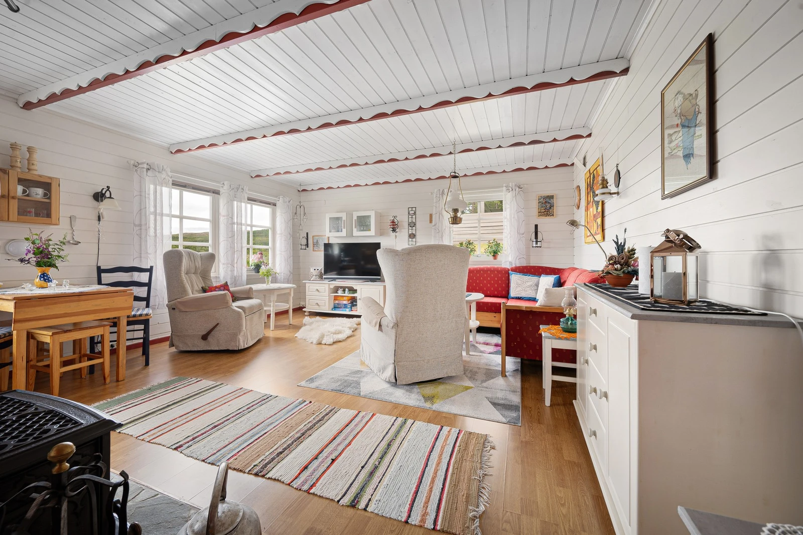 Gulvet er av laminat og furu, og vegger og tak av trepanel Galleribilde