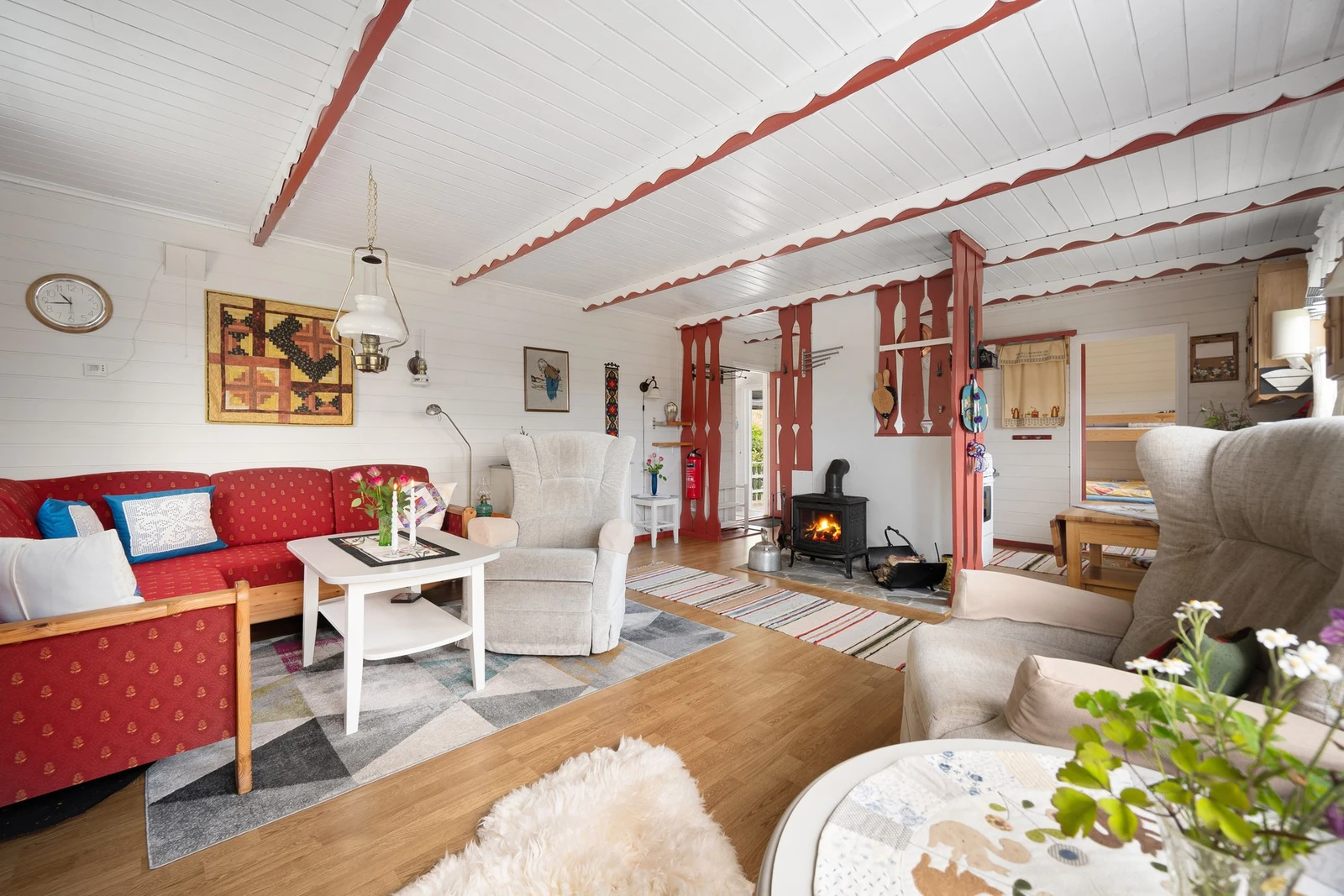 Romslig stue med plass til møblement i flere soner Galleribilde