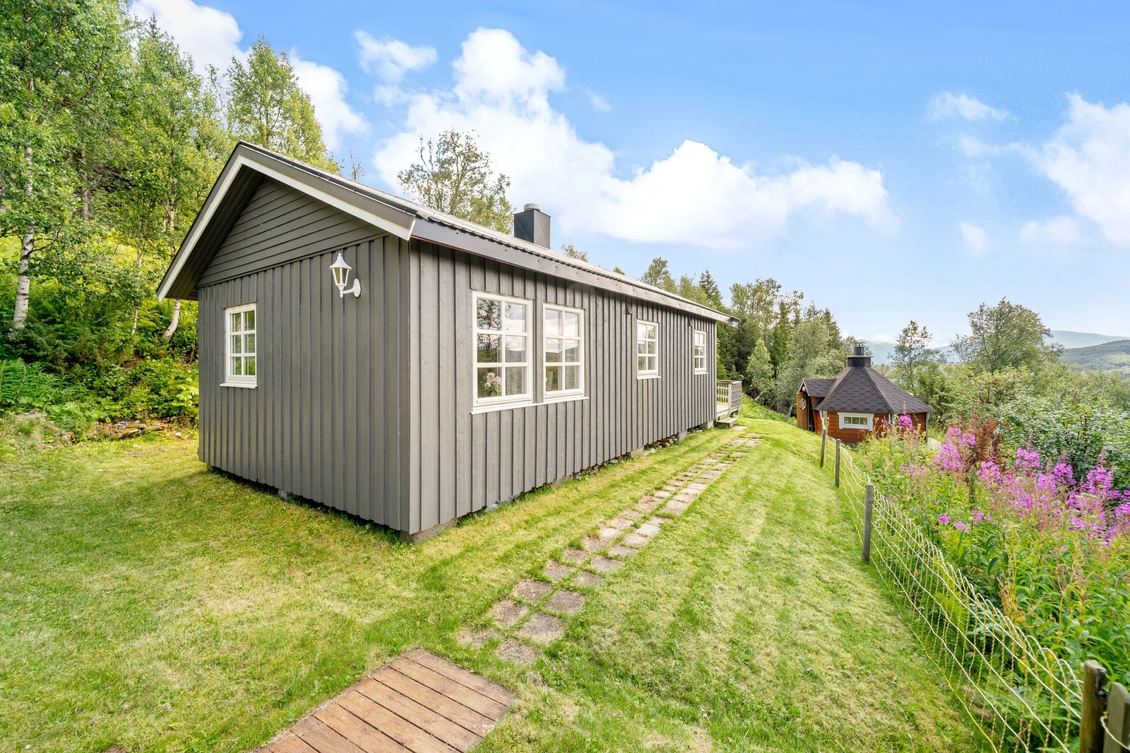 Skjermet beliggenhet i høyden med gode utsikts- og solforhold Galleribilde