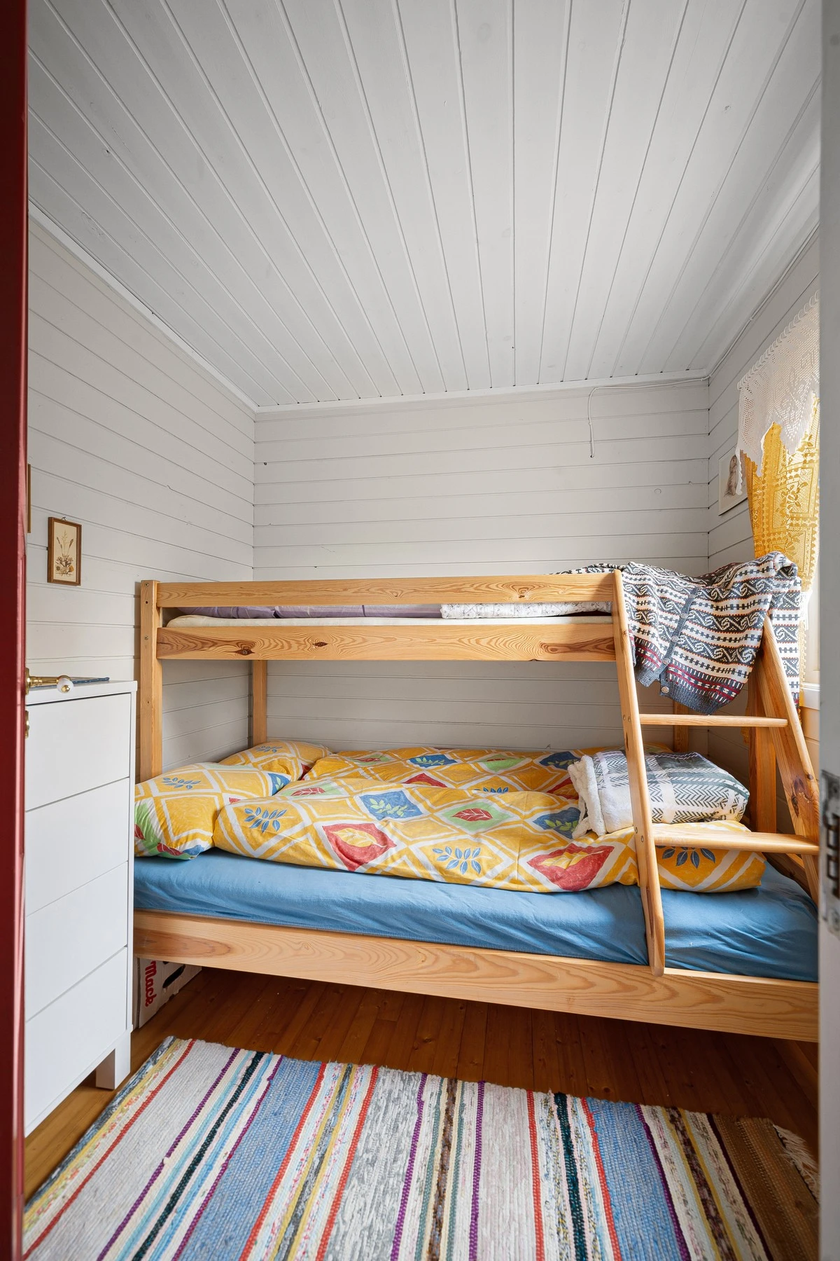 Soverom nummer to har køyeseng med dobbeltseng under Galleribilde