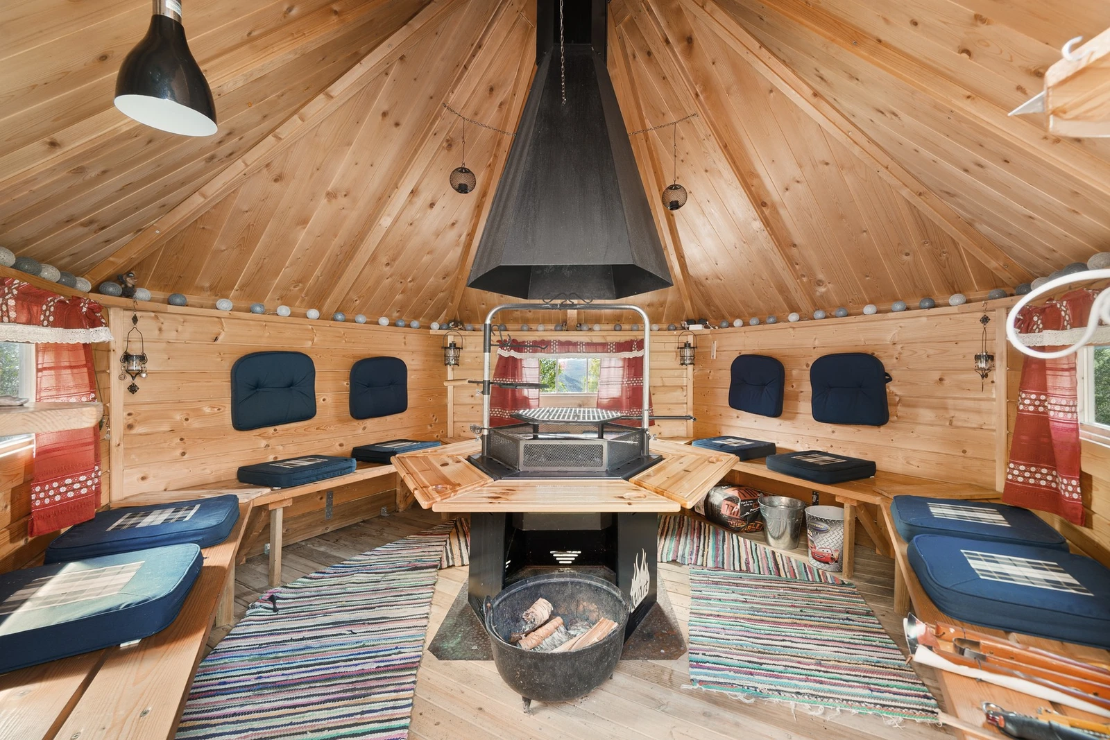 Flott grillhytte med plass til mange mennesker, perfekt for sosiale sammenkomster! Galleribilde