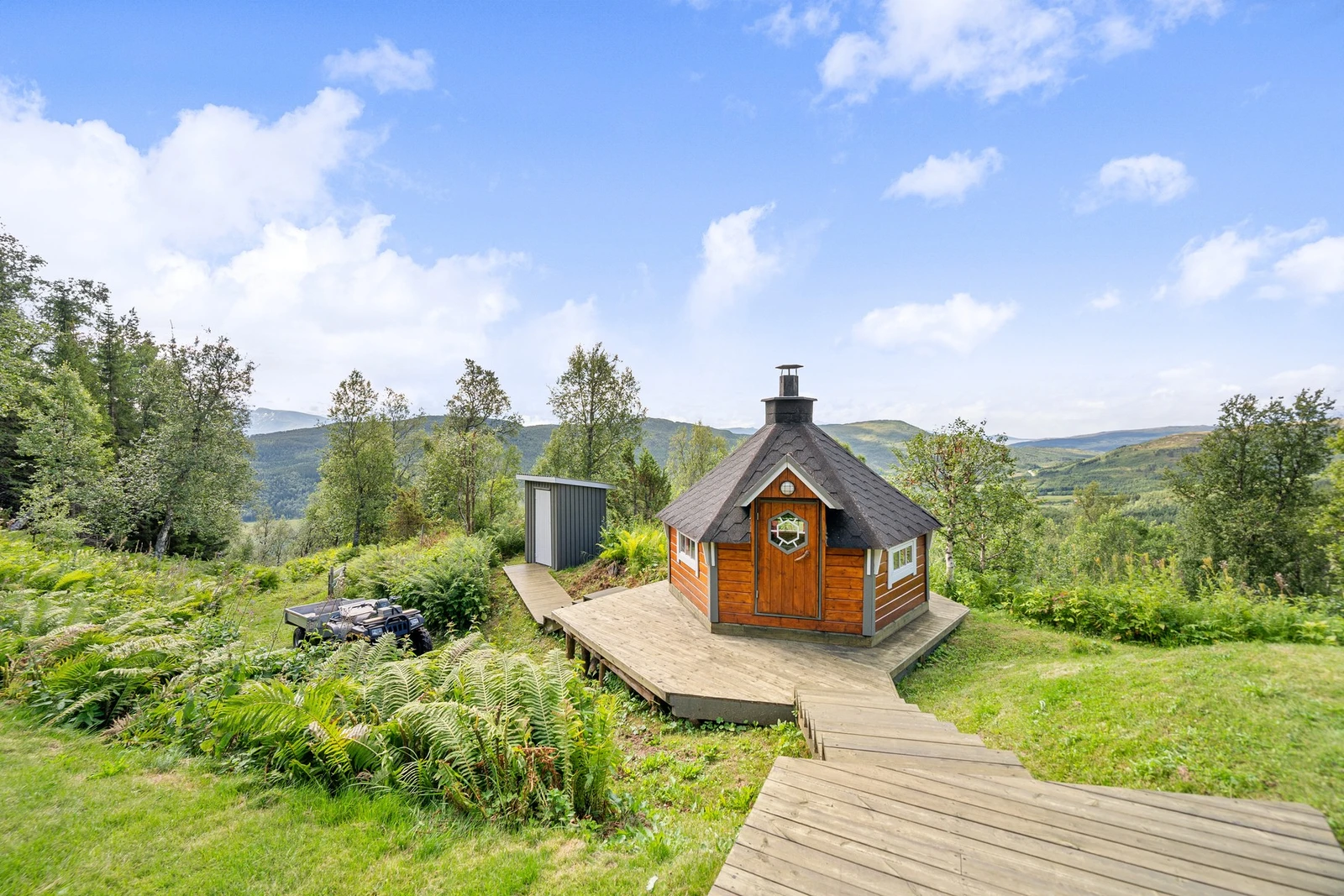 Vei ned til grillhytte og utedo Galleribilde