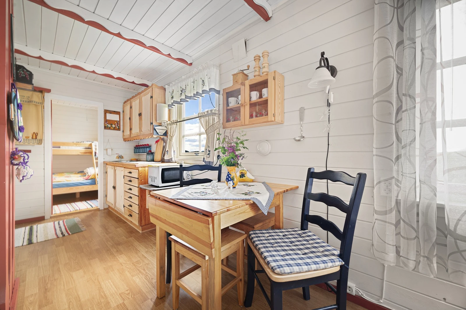 Hyggelig spisestue i tilknytning til både stue og kjøkken Galleribilde