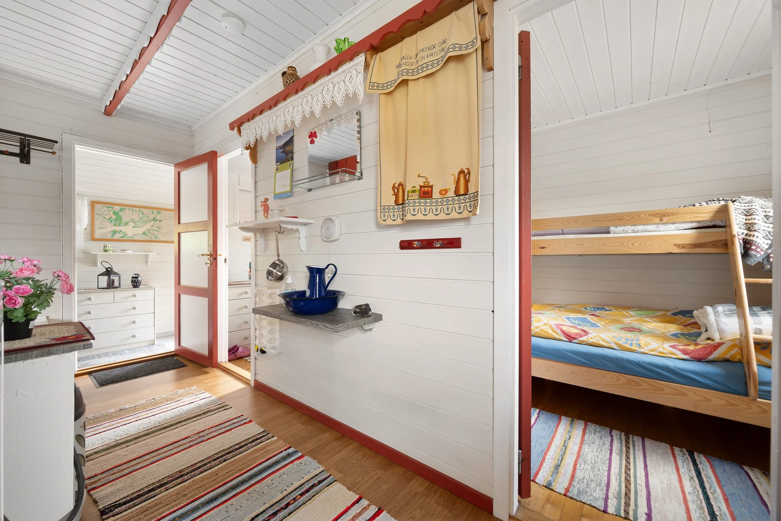 Gang mellom soverom og inngangsparti, praktisk løst med speil på vegg og hylleløsning for et enkelt "hyttebad" for håndvask Galleribilde