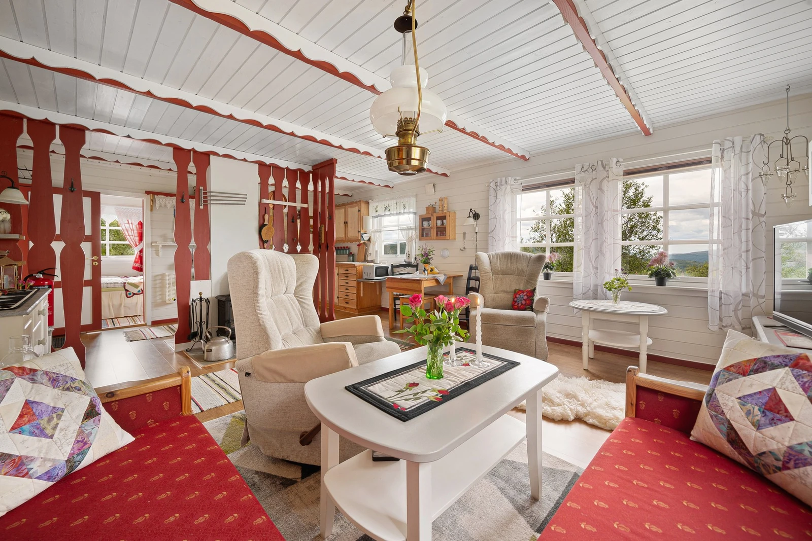 Takbjelker med pene utskjæringer i stil til veggdelere Galleribilde