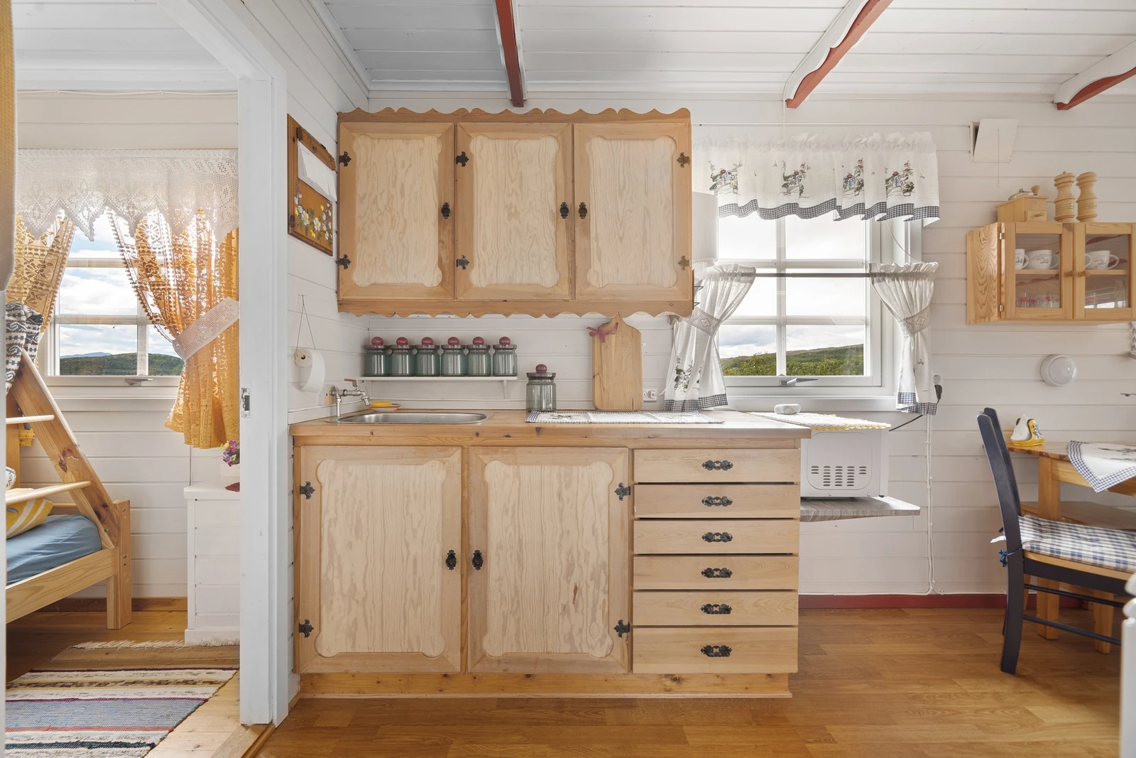 Kjøkkenet har innredning med profilerte fronter og benkeplaten av heltre Galleribilde