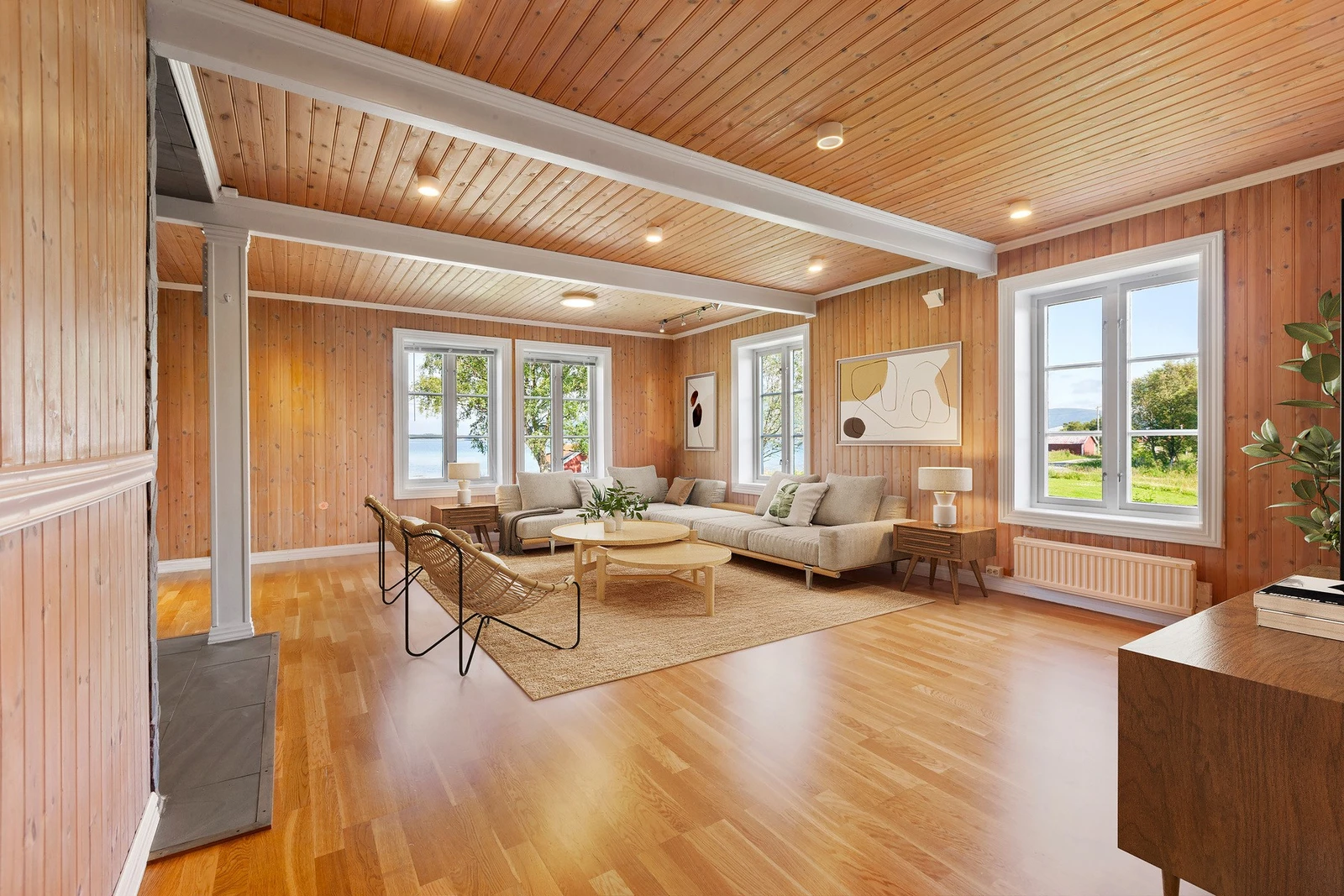 Stor og luftig stue. (Digitalt møblert) Galleribilde