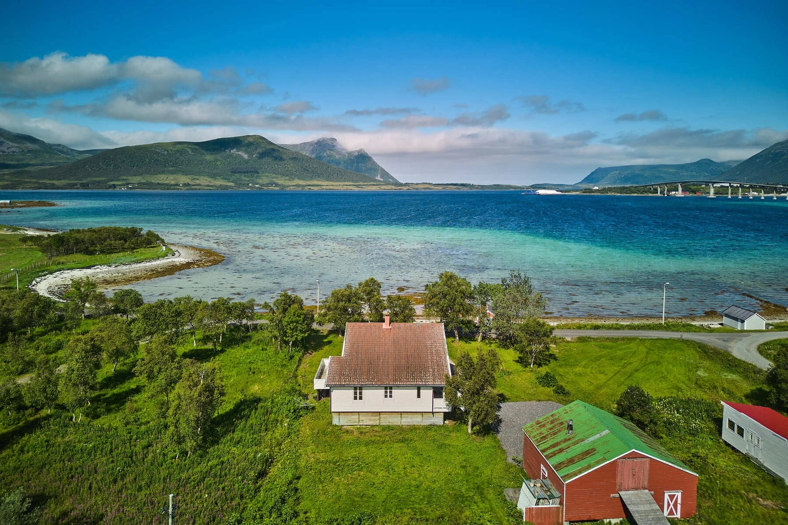 Eiendommen er over 8 mål og strekker seg helt ned til sjøen. Det er også naust, fjøs og anneks. Galleribilde