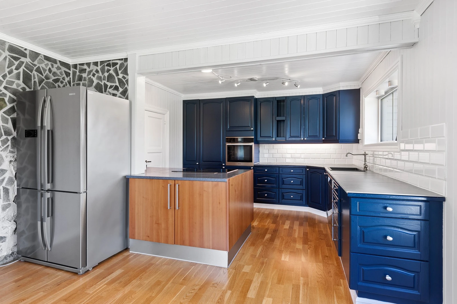 Kjøkken med god skap- og benkeplass, samt matbod. Hvitevarer følger med. Galleribilde