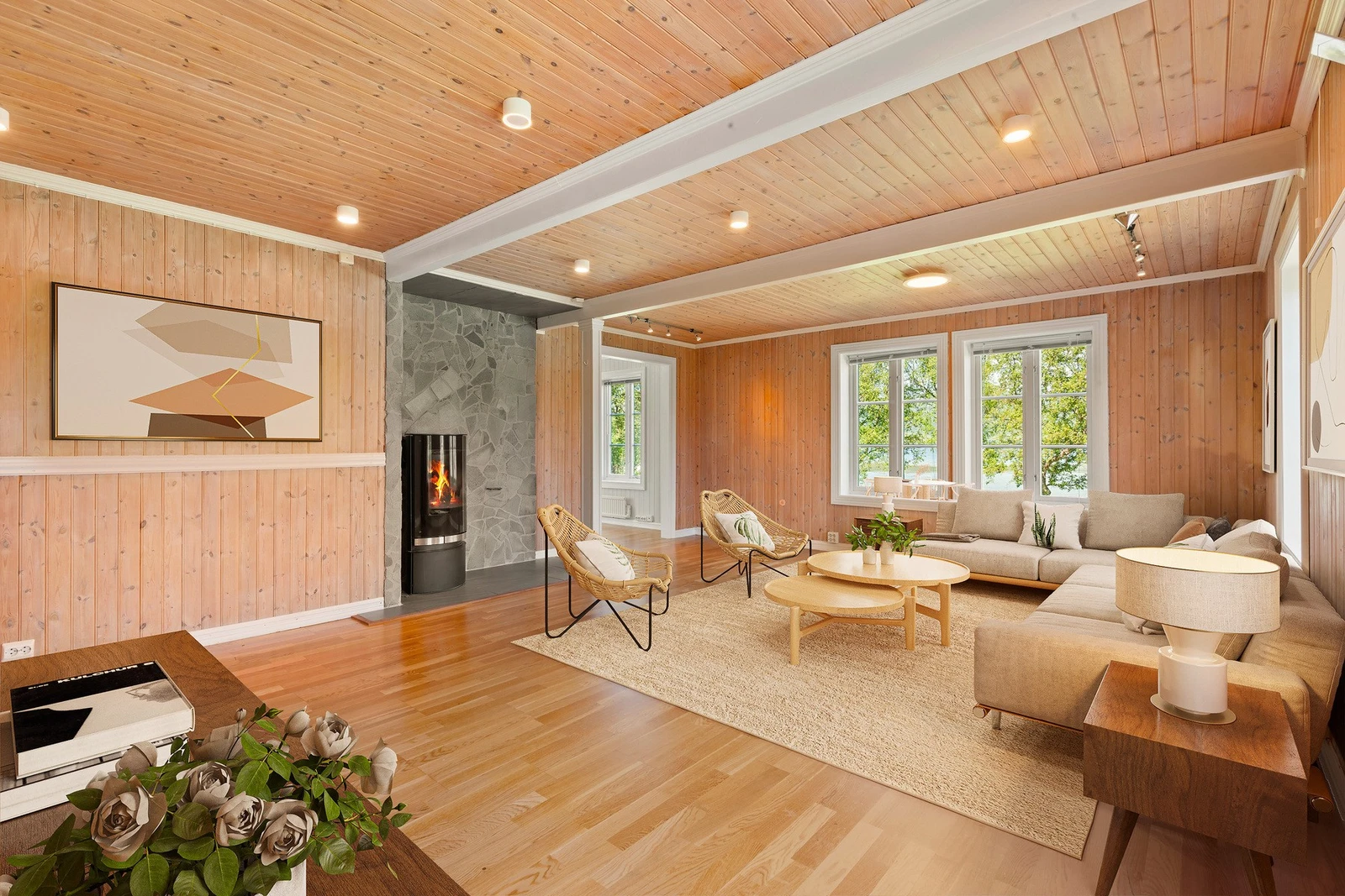 I stuen er det både vedovn og varmepumpe. (Digitalt møblert) Galleribilde