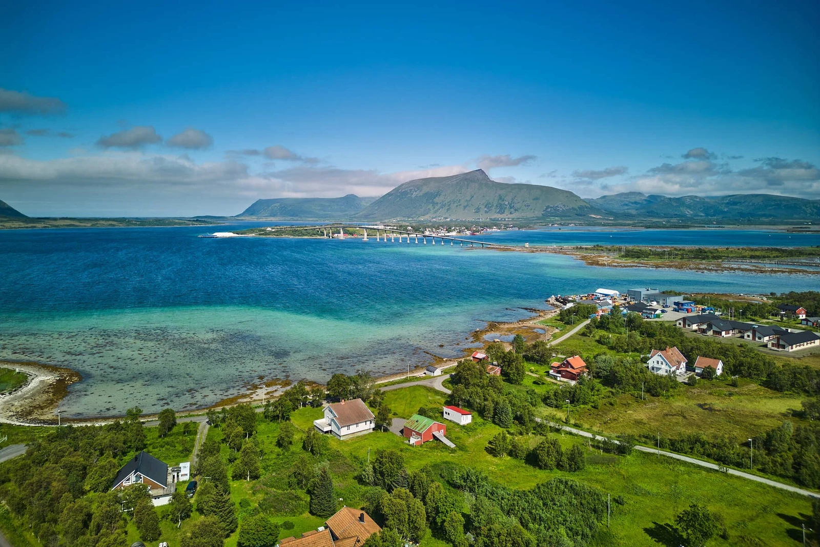 Boligen ligger i rolig og landlige omgivelser på Dragnes, ca 4 km fra Risøyhamn, 52 km fra kommunesenteret Andenes. Galleribilde
