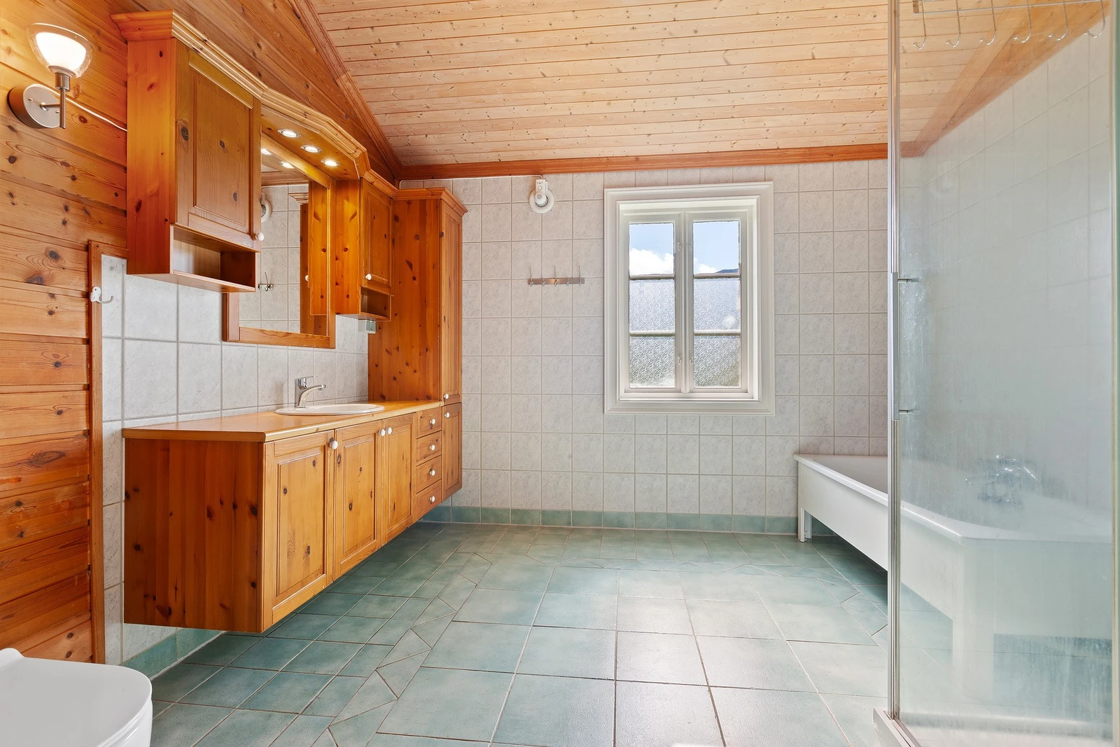 Stort bad med både dusj og badekar, samt behagelig varme i gulv. Galleribilde