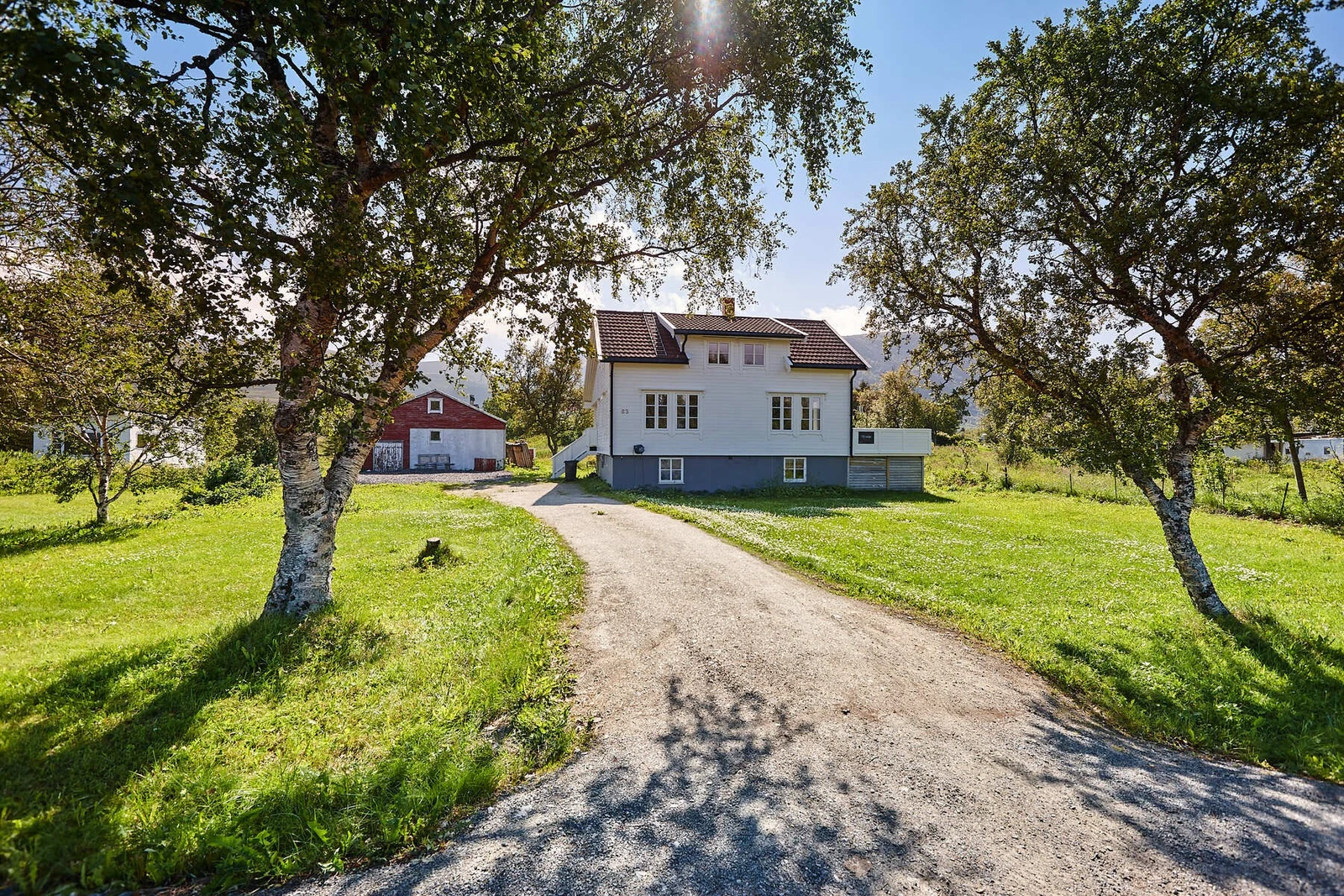 Romslig enebolig på Strandland med strandlinje og nydelig utsikt. Galleribilde