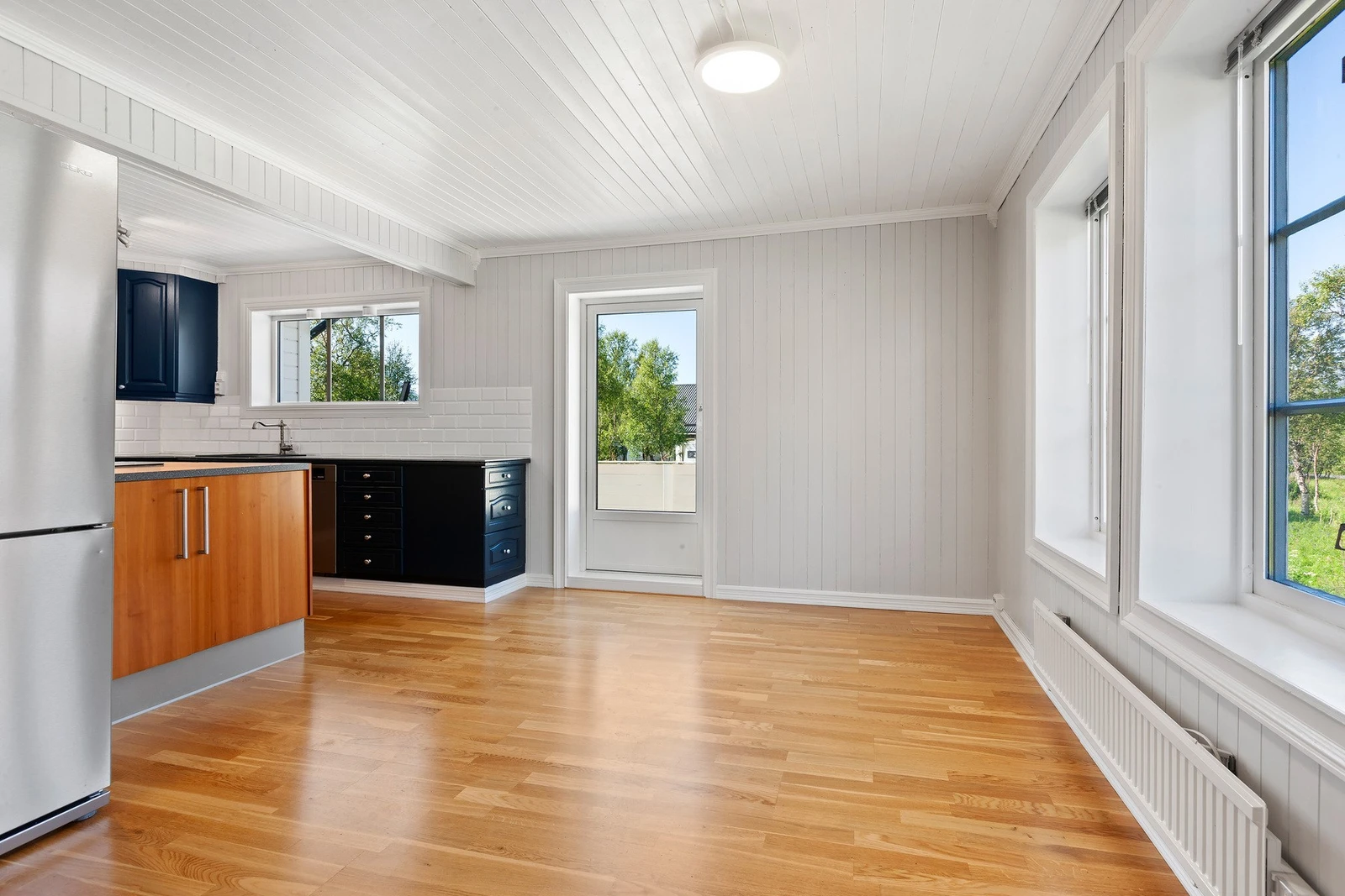 Kjøkken og spisestue. Utgang til veranda. Galleribilde