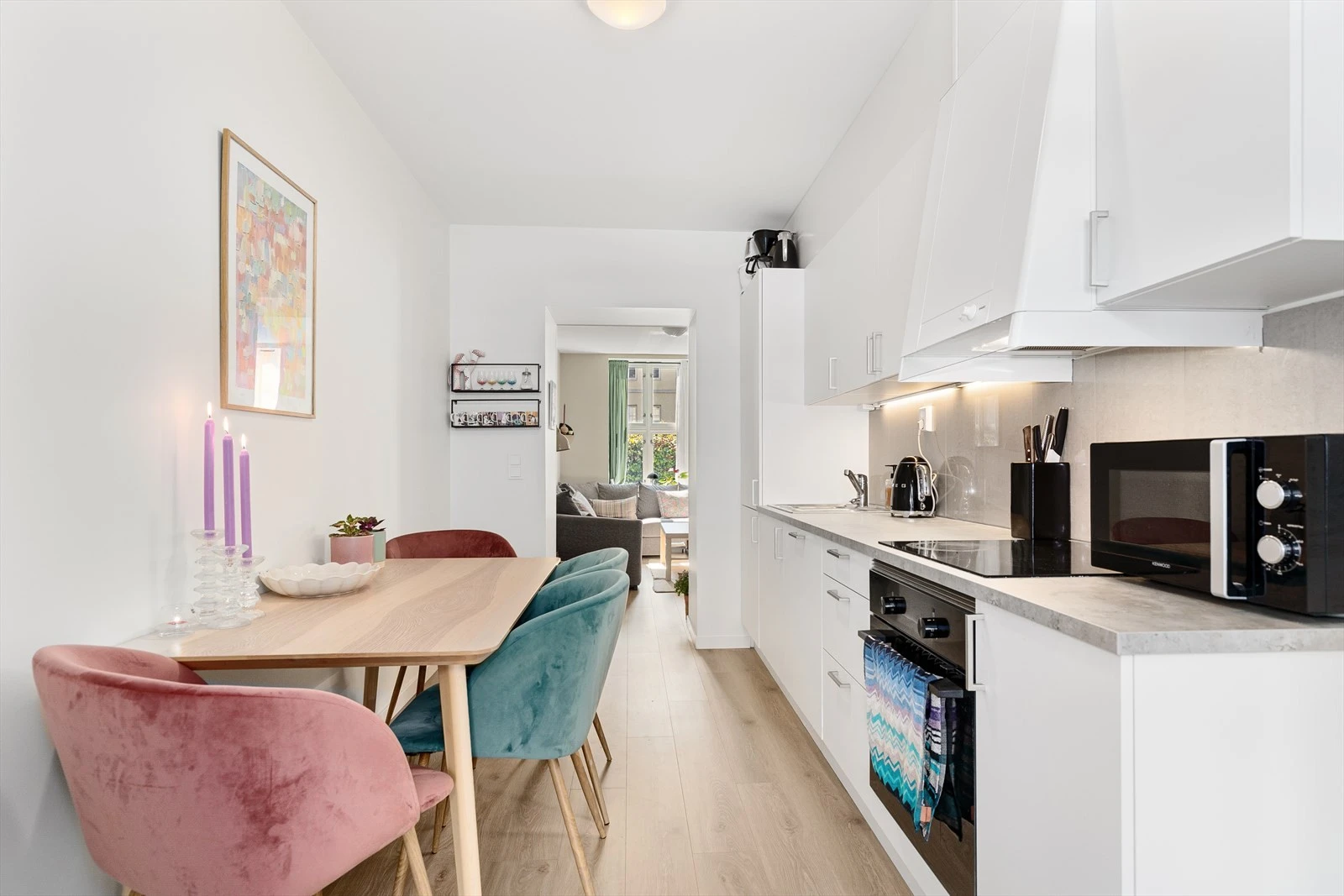 Kjøkkenet er utstyrt med integrerte hvitevarer Galleribilde