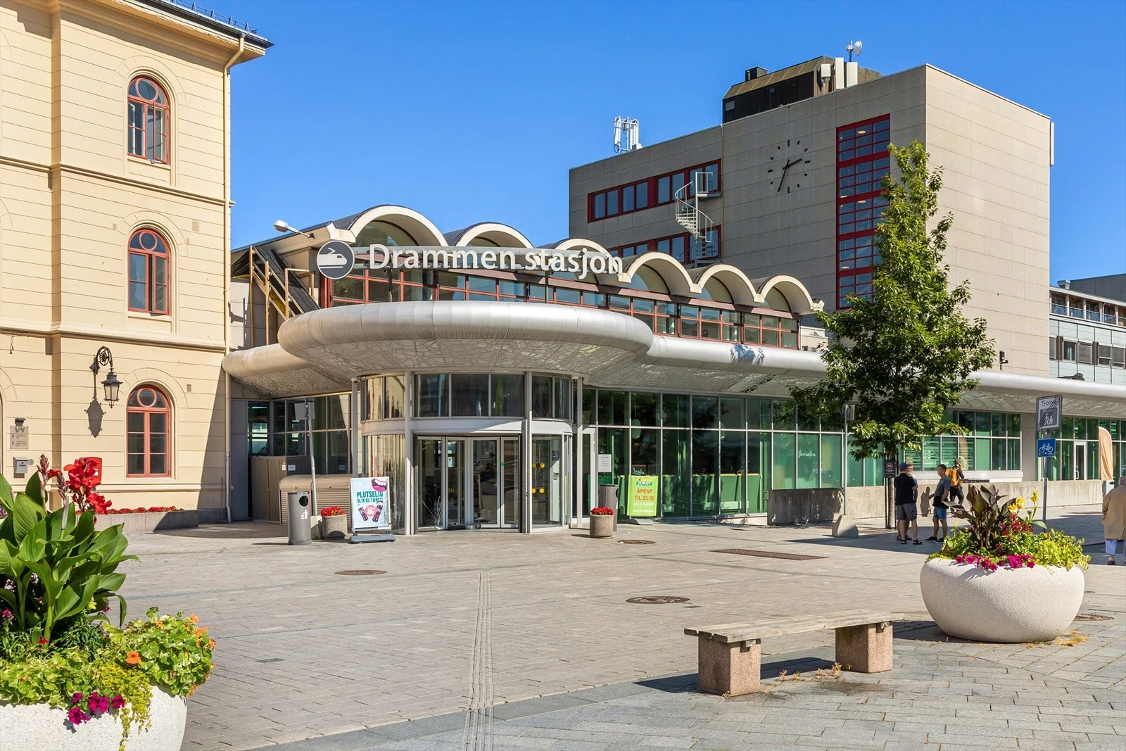 Umiddelbar nærhet til togstasjon med hyppige avganger retning Kongsberg og Asker/Oslo Galleribilde