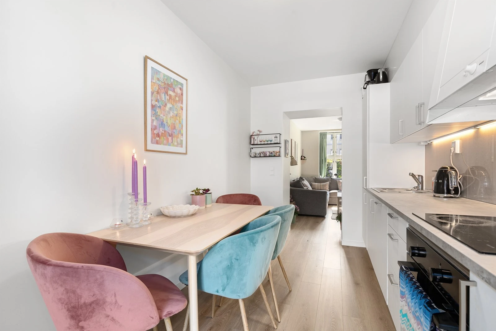 God plass for hyggelig spisebord på kjøkkenet Galleribilde