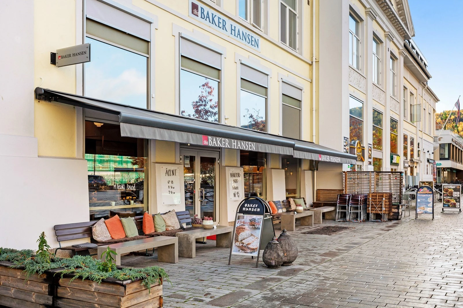 Rett rundt hjørnet ligger Baker Hansen som er åpen syv dager i uka Galleribilde