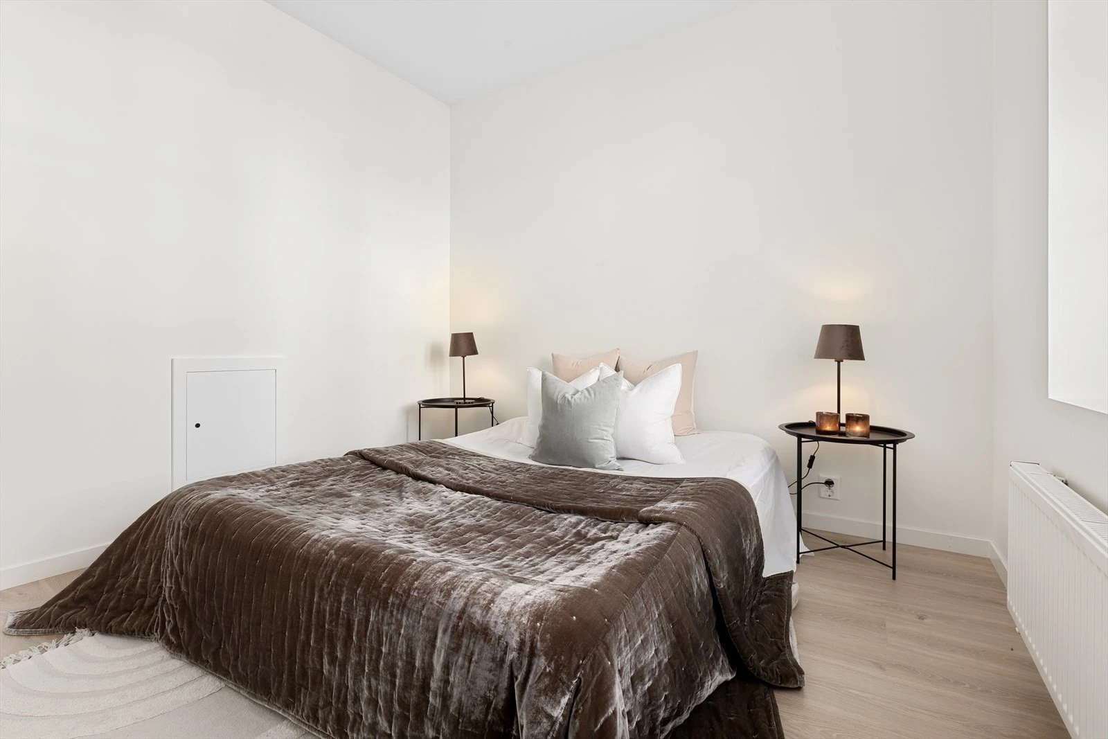 Fint soverom med plass for dobbeltseng og tilhørende nattbord Galleribilde